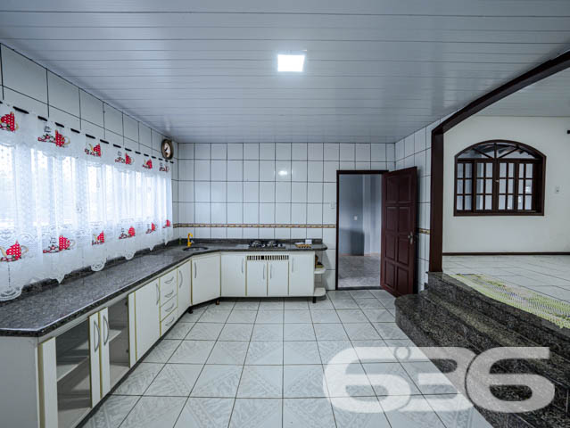 Casa Térrea no Bairro Jarivatuba - Joinville/SC

Se você busca conforto, espaço e uma localização privilegiada, esta casa é a oportunidade perfeita! Localizada no bairro Jarivatuba, em Joinville, SC, esta residência térrea alia praticidade e funcionalidade com ambientes amplos e bem planejados.

Características do Imóvel:

3 dormitórios, ideal para acomodar sua família com conforto.
Sala de estar espaçosa com excelente luminosidade natural.
Cozinha ampla, com móveis planejados, perfeita para quem gosta de preparar suas receitas favoritas.
Área de serviço funcional e independente.
2 vagas de garagem coberta.
Banheiro social e despensa.
Churrasqueira integrada à área externa, ideal para momentos de lazer com amigos e familiares.

Sobre a Localização: Situada em rua pavimentada e tranquila, esta casa está no coração do bairro Jarivatuba, uma região em crescente valorização. Ideal para quem busca qualidade de vida, com fácil acesso a todas as conveniências do dia a dia.

Por que investir neste imóvel? Com construção sólida e estrutura impecável, esta residência é uma ótima escolha tanto para moradia quanto para investimento. O amplo terreno oferece versatilidade para novos projetos, e a localização em uma área bem conectada da cidade garante praticidade e valorização.

Não perca esta oportunidade única! Entre em contato conosco para agendar uma visita e conhecer de perto cada detalhe deste imóvel encantador. A 636 Negócios Imobiliários está à disposição para ajudar você a encontrar o lar dos seus sonhos.
 
636 NEGÓCIOS IMOBILIÁRIOS: A SUA MELHOR ESCOLHA
Com mais de 30 anos de experiência, a 636 Negócios Imobiliários é sua parceira ideal para encontrar o imóvel perfeito. Estamos prontos para ajudá-lo a fazer deste imóvel o seu novo lar.
 
Telefone: (47) 3451-0636
WhatsApp: (47) 99190-0636
 
Não perca esta oportunidade única. Visite nosso site para mais informações: i636.com.br