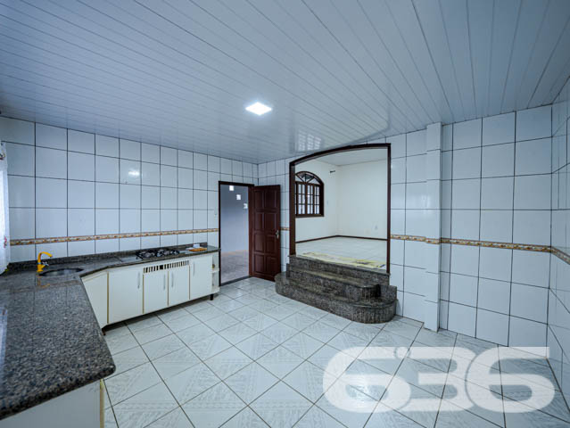 Casa Térrea no Bairro Jarivatuba - Joinville/SC

Se você busca conforto, espaço e uma localização privilegiada, esta casa é a oportunidade perfeita! Localizada no bairro Jarivatuba, em Joinville, SC, esta residência térrea alia praticidade e funcionalidade com ambientes amplos e bem planejados.

Características do Imóvel:

3 dormitórios, ideal para acomodar sua família com conforto.
Sala de estar espaçosa com excelente luminosidade natural.
Cozinha ampla, com móveis planejados, perfeita para quem gosta de preparar suas receitas favoritas.
Área de serviço funcional e independente.
2 vagas de garagem coberta.
Banheiro social e despensa.
Churrasqueira integrada à área externa, ideal para momentos de lazer com amigos e familiares.

Sobre a Localização: Situada em rua pavimentada e tranquila, esta casa está no coração do bairro Jarivatuba, uma região em crescente valorização. Ideal para quem busca qualidade de vida, com fácil acesso a todas as conveniências do dia a dia.

Por que investir neste imóvel? Com construção sólida e estrutura impecável, esta residência é uma ótima escolha tanto para moradia quanto para investimento. O amplo terreno oferece versatilidade para novos projetos, e a localização em uma área bem conectada da cidade garante praticidade e valorização.

Não perca esta oportunidade única! Entre em contato conosco para agendar uma visita e conhecer de perto cada detalhe deste imóvel encantador. A 636 Negócios Imobiliários está à disposição para ajudar você a encontrar o lar dos seus sonhos.
 
636 NEGÓCIOS IMOBILIÁRIOS: A SUA MELHOR ESCOLHA
Com mais de 30 anos de experiência, a 636 Negócios Imobiliários é sua parceira ideal para encontrar o imóvel perfeito. Estamos prontos para ajudá-lo a fazer deste imóvel o seu novo lar.
 
Telefone: (47) 3451-0636
WhatsApp: (47) 99190-0636
 
Não perca esta oportunidade única. Visite nosso site para mais informações: i636.com.br