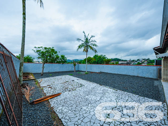Casa Térrea no Bairro Jarivatuba - Joinville/SC

Se você busca conforto, espaço e uma localização privilegiada, esta casa é a oportunidade perfeita! Localizada no bairro Jarivatuba, em Joinville, SC, esta residência térrea alia praticidade e funcionalidade com ambientes amplos e bem planejados.

Características do Imóvel:

3 dormitórios, ideal para acomodar sua família com conforto.
Sala de estar espaçosa com excelente luminosidade natural.
Cozinha ampla, com móveis planejados, perfeita para quem gosta de preparar suas receitas favoritas.
Área de serviço funcional e independente.
2 vagas de garagem coberta.
Banheiro social e despensa.
Churrasqueira integrada à área externa, ideal para momentos de lazer com amigos e familiares.

Sobre a Localização: Situada em rua pavimentada e tranquila, esta casa está no coração do bairro Jarivatuba, uma região em crescente valorização. Ideal para quem busca qualidade de vida, com fácil acesso a todas as conveniências do dia a dia.

Por que investir neste imóvel? Com construção sólida e estrutura impecável, esta residência é uma ótima escolha tanto para moradia quanto para investimento. O amplo terreno oferece versatilidade para novos projetos, e a localização em uma área bem conectada da cidade garante praticidade e valorização.

Não perca esta oportunidade única! Entre em contato conosco para agendar uma visita e conhecer de perto cada detalhe deste imóvel encantador. A 636 Negócios Imobiliários está à disposição para ajudar você a encontrar o lar dos seus sonhos.
 
636 NEGÓCIOS IMOBILIÁRIOS: A SUA MELHOR ESCOLHA
Com mais de 30 anos de experiência, a 636 Negócios Imobiliários é sua parceira ideal para encontrar o imóvel perfeito. Estamos prontos para ajudá-lo a fazer deste imóvel o seu novo lar.
 
Telefone: (47) 3451-0636
WhatsApp: (47) 99190-0636
 
Não perca esta oportunidade única. Visite nosso site para mais informações: i636.com.br