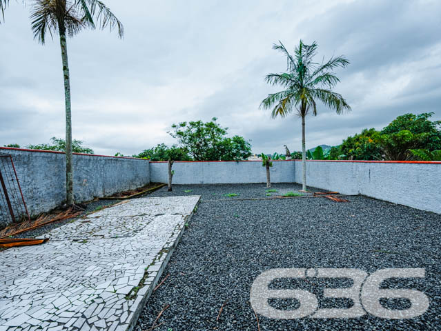 Casa Térrea no Bairro Jarivatuba - Joinville/SC

Se você busca conforto, espaço e uma localização privilegiada, esta casa é a oportunidade perfeita! Localizada no bairro Jarivatuba, em Joinville, SC, esta residência térrea alia praticidade e funcionalidade com ambientes amplos e bem planejados.

Características do Imóvel:

3 dormitórios, ideal para acomodar sua família com conforto.
Sala de estar espaçosa com excelente luminosidade natural.
Cozinha ampla, com móveis planejados, perfeita para quem gosta de preparar suas receitas favoritas.
Área de serviço funcional e independente.
2 vagas de garagem coberta.
Banheiro social e despensa.
Churrasqueira integrada à área externa, ideal para momentos de lazer com amigos e familiares.

Sobre a Localização: Situada em rua pavimentada e tranquila, esta casa está no coração do bairro Jarivatuba, uma região em crescente valorização. Ideal para quem busca qualidade de vida, com fácil acesso a todas as conveniências do dia a dia.

Por que investir neste imóvel? Com construção sólida e estrutura impecável, esta residência é uma ótima escolha tanto para moradia quanto para investimento. O amplo terreno oferece versatilidade para novos projetos, e a localização em uma área bem conectada da cidade garante praticidade e valorização.

Não perca esta oportunidade única! Entre em contato conosco para agendar uma visita e conhecer de perto cada detalhe deste imóvel encantador. A 636 Negócios Imobiliários está à disposição para ajudar você a encontrar o lar dos seus sonhos.
 
636 NEGÓCIOS IMOBILIÁRIOS: A SUA MELHOR ESCOLHA
Com mais de 30 anos de experiência, a 636 Negócios Imobiliários é sua parceira ideal para encontrar o imóvel perfeito. Estamos prontos para ajudá-lo a fazer deste imóvel o seu novo lar.
 
Telefone: (47) 3451-0636
WhatsApp: (47) 99190-0636
 
Não perca esta oportunidade única. Visite nosso site para mais informações: i636.com.br