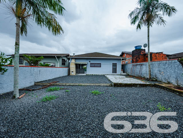 Casa Térrea no Bairro Jarivatuba - Joinville/SC

Se você busca conforto, espaço e uma localização privilegiada, esta casa é a oportunidade perfeita! Localizada no bairro Jarivatuba, em Joinville, SC, esta residência térrea alia praticidade e funcionalidade com ambientes amplos e bem planejados.

Características do Imóvel:

3 dormitórios, ideal para acomodar sua família com conforto.
Sala de estar espaçosa com excelente luminosidade natural.
Cozinha ampla, com móveis planejados, perfeita para quem gosta de preparar suas receitas favoritas.
Área de serviço funcional e independente.
2 vagas de garagem coberta.
Banheiro social e despensa.
Churrasqueira integrada à área externa, ideal para momentos de lazer com amigos e familiares.

Sobre a Localização: Situada em rua pavimentada e tranquila, esta casa está no coração do bairro Jarivatuba, uma região em crescente valorização. Ideal para quem busca qualidade de vida, com fácil acesso a todas as conveniências do dia a dia.

Por que investir neste imóvel? Com construção sólida e estrutura impecável, esta residência é uma ótima escolha tanto para moradia quanto para investimento. O amplo terreno oferece versatilidade para novos projetos, e a localização em uma área bem conectada da cidade garante praticidade e valorização.

Não perca esta oportunidade única! Entre em contato conosco para agendar uma visita e conhecer de perto cada detalhe deste imóvel encantador. A 636 Negócios Imobiliários está à disposição para ajudar você a encontrar o lar dos seus sonhos.
 
636 NEGÓCIOS IMOBILIÁRIOS: A SUA MELHOR ESCOLHA
Com mais de 30 anos de experiência, a 636 Negócios Imobiliários é sua parceira ideal para encontrar o imóvel perfeito. Estamos prontos para ajudá-lo a fazer deste imóvel o seu novo lar.
 
Telefone: (47) 3451-0636
WhatsApp: (47) 99190-0636
 
Não perca esta oportunidade única. Visite nosso site para mais informações: i636.com.br