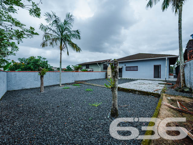 Casa Térrea no Bairro Jarivatuba - Joinville/SC

Se você busca conforto, espaço e uma localização privilegiada, esta casa é a oportunidade perfeita! Localizada no bairro Jarivatuba, em Joinville, SC, esta residência térrea alia praticidade e funcionalidade com ambientes amplos e bem planejados.

Características do Imóvel:

3 dormitórios, ideal para acomodar sua família com conforto.
Sala de estar espaçosa com excelente luminosidade natural.
Cozinha ampla, com móveis planejados, perfeita para quem gosta de preparar suas receitas favoritas.
Área de serviço funcional e independente.
2 vagas de garagem coberta.
Banheiro social e despensa.
Churrasqueira integrada à área externa, ideal para momentos de lazer com amigos e familiares.

Sobre a Localização: Situada em rua pavimentada e tranquila, esta casa está no coração do bairro Jarivatuba, uma região em crescente valorização. Ideal para quem busca qualidade de vida, com fácil acesso a todas as conveniências do dia a dia.

Por que investir neste imóvel? Com construção sólida e estrutura impecável, esta residência é uma ótima escolha tanto para moradia quanto para investimento. O amplo terreno oferece versatilidade para novos projetos, e a localização em uma área bem conectada da cidade garante praticidade e valorização.

Não perca esta oportunidade única! Entre em contato conosco para agendar uma visita e conhecer de perto cada detalhe deste imóvel encantador. A 636 Negócios Imobiliários está à disposição para ajudar você a encontrar o lar dos seus sonhos.
 
636 NEGÓCIOS IMOBILIÁRIOS: A SUA MELHOR ESCOLHA
Com mais de 30 anos de experiência, a 636 Negócios Imobiliários é sua parceira ideal para encontrar o imóvel perfeito. Estamos prontos para ajudá-lo a fazer deste imóvel o seu novo lar.
 
Telefone: (47) 3451-0636
WhatsApp: (47) 99190-0636
 
Não perca esta oportunidade única. Visite nosso site para mais informações: i636.com.br