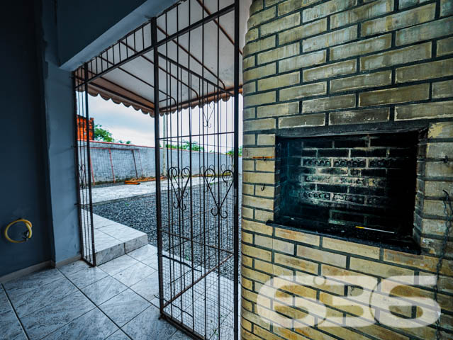 Casa Térrea no Bairro Jarivatuba - Joinville/SC

Se você busca conforto, espaço e uma localização privilegiada, esta casa é a oportunidade perfeita! Localizada no bairro Jarivatuba, em Joinville, SC, esta residência térrea alia praticidade e funcionalidade com ambientes amplos e bem planejados.

Características do Imóvel:

3 dormitórios, ideal para acomodar sua família com conforto.
Sala de estar espaçosa com excelente luminosidade natural.
Cozinha ampla, com móveis planejados, perfeita para quem gosta de preparar suas receitas favoritas.
Área de serviço funcional e independente.
2 vagas de garagem coberta.
Banheiro social e despensa.
Churrasqueira integrada à área externa, ideal para momentos de lazer com amigos e familiares.

Sobre a Localização: Situada em rua pavimentada e tranquila, esta casa está no coração do bairro Jarivatuba, uma região em crescente valorização. Ideal para quem busca qualidade de vida, com fácil acesso a todas as conveniências do dia a dia.

Por que investir neste imóvel? Com construção sólida e estrutura impecável, esta residência é uma ótima escolha tanto para moradia quanto para investimento. O amplo terreno oferece versatilidade para novos projetos, e a localização em uma área bem conectada da cidade garante praticidade e valorização.

Não perca esta oportunidade única! Entre em contato conosco para agendar uma visita e conhecer de perto cada detalhe deste imóvel encantador. A 636 Negócios Imobiliários está à disposição para ajudar você a encontrar o lar dos seus sonhos.
 
636 NEGÓCIOS IMOBILIÁRIOS: A SUA MELHOR ESCOLHA
Com mais de 30 anos de experiência, a 636 Negócios Imobiliários é sua parceira ideal para encontrar o imóvel perfeito. Estamos prontos para ajudá-lo a fazer deste imóvel o seu novo lar.
 
Telefone: (47) 3451-0636
WhatsApp: (47) 99190-0636
 
Não perca esta oportunidade única. Visite nosso site para mais informações: i636.com.br