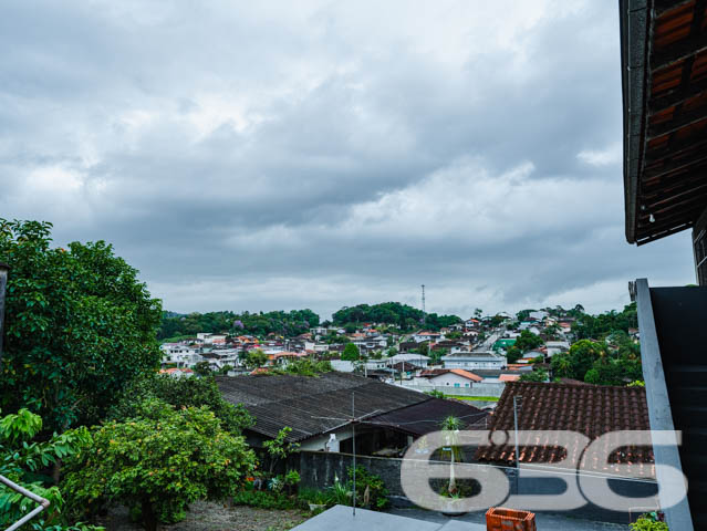 Casa Térrea no Bairro Jarivatuba - Joinville/SC

Se você busca conforto, espaço e uma localização privilegiada, esta casa é a oportunidade perfeita! Localizada no bairro Jarivatuba, em Joinville, SC, esta residência térrea alia praticidade e funcionalidade com ambientes amplos e bem planejados.

Características do Imóvel:

3 dormitórios, ideal para acomodar sua família com conforto.
Sala de estar espaçosa com excelente luminosidade natural.
Cozinha ampla, com móveis planejados, perfeita para quem gosta de preparar suas receitas favoritas.
Área de serviço funcional e independente.
2 vagas de garagem coberta.
Banheiro social e despensa.
Churrasqueira integrada à área externa, ideal para momentos de lazer com amigos e familiares.

Sobre a Localização: Situada em rua pavimentada e tranquila, esta casa está no coração do bairro Jarivatuba, uma região em crescente valorização. Ideal para quem busca qualidade de vida, com fácil acesso a todas as conveniências do dia a dia.

Por que investir neste imóvel? Com construção sólida e estrutura impecável, esta residência é uma ótima escolha tanto para moradia quanto para investimento. O amplo terreno oferece versatilidade para novos projetos, e a localização em uma área bem conectada da cidade garante praticidade e valorização.

Não perca esta oportunidade única! Entre em contato conosco para agendar uma visita e conhecer de perto cada detalhe deste imóvel encantador. A 636 Negócios Imobiliários está à disposição para ajudar você a encontrar o lar dos seus sonhos.
 
636 NEGÓCIOS IMOBILIÁRIOS: A SUA MELHOR ESCOLHA
Com mais de 30 anos de experiência, a 636 Negócios Imobiliários é sua parceira ideal para encontrar o imóvel perfeito. Estamos prontos para ajudá-lo a fazer deste imóvel o seu novo lar.
 
Telefone: (47) 3451-0636
WhatsApp: (47) 99190-0636
 
Não perca esta oportunidade única. Visite nosso site para mais informações: i636.com.br