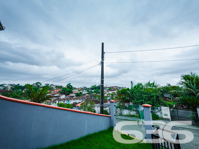 Casa Térrea no Bairro Jarivatuba - Joinville/SC

Se você busca conforto, espaço e uma localização privilegiada, esta casa é a oportunidade perfeita! Localizada no bairro Jarivatuba, em Joinville, SC, esta residência térrea alia praticidade e funcionalidade com ambientes amplos e bem planejados.

Características do Imóvel:

3 dormitórios, ideal para acomodar sua família com conforto.
Sala de estar espaçosa com excelente luminosidade natural.
Cozinha ampla, com móveis planejados, perfeita para quem gosta de preparar suas receitas favoritas.
Área de serviço funcional e independente.
2 vagas de garagem coberta.
Banheiro social e despensa.
Churrasqueira integrada à área externa, ideal para momentos de lazer com amigos e familiares.

Sobre a Localização: Situada em rua pavimentada e tranquila, esta casa está no coração do bairro Jarivatuba, uma região em crescente valorização. Ideal para quem busca qualidade de vida, com fácil acesso a todas as conveniências do dia a dia.

Por que investir neste imóvel? Com construção sólida e estrutura impecável, esta residência é uma ótima escolha tanto para moradia quanto para investimento. O amplo terreno oferece versatilidade para novos projetos, e a localização em uma área bem conectada da cidade garante praticidade e valorização.

Não perca esta oportunidade única! Entre em contato conosco para agendar uma visita e conhecer de perto cada detalhe deste imóvel encantador. A 636 Negócios Imobiliários está à disposição para ajudar você a encontrar o lar dos seus sonhos.
 
636 NEGÓCIOS IMOBILIÁRIOS: A SUA MELHOR ESCOLHA
Com mais de 30 anos de experiência, a 636 Negócios Imobiliários é sua parceira ideal para encontrar o imóvel perfeito. Estamos prontos para ajudá-lo a fazer deste imóvel o seu novo lar.
 
Telefone: (47) 3451-0636
WhatsApp: (47) 99190-0636
 
Não perca esta oportunidade única. Visite nosso site para mais informações: i636.com.br