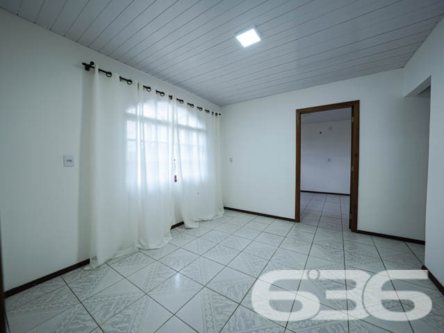 Casa Térrea no Bairro Jarivatuba - Joinville/SC

Se você busca conforto, espaço e uma localização privilegiada, esta casa é a oportunidade perfeita! Localizada no bairro Jarivatuba, em Joinville, SC, esta residência térrea alia praticidade e funcionalidade com ambientes amplos e bem planejados.

Características do Imóvel:

3 dormitórios, ideal para acomodar sua família com conforto.
Sala de estar espaçosa com excelente luminosidade natural.
Cozinha ampla, com móveis planejados, perfeita para quem gosta de preparar suas receitas favoritas.
Área de serviço funcional e independente.
2 vagas de garagem coberta.
Banheiro social e despensa.
Churrasqueira integrada à área externa, ideal para momentos de lazer com amigos e familiares.

Sobre a Localização: Situada em rua pavimentada e tranquila, esta casa está no coração do bairro Jarivatuba, uma região em crescente valorização. Ideal para quem busca qualidade de vida, com fácil acesso a todas as conveniências do dia a dia.

Por que investir neste imóvel? Com construção sólida e estrutura impecável, esta residência é uma ótima escolha tanto para moradia quanto para investimento. O amplo terreno oferece versatilidade para novos projetos, e a localização em uma área bem conectada da cidade garante praticidade e valorização.

Não perca esta oportunidade única! Entre em contato conosco para agendar uma visita e conhecer de perto cada detalhe deste imóvel encantador. A 636 Negócios Imobiliários está à disposição para ajudar você a encontrar o lar dos seus sonhos.
 
636 NEGÓCIOS IMOBILIÁRIOS: A SUA MELHOR ESCOLHA
Com mais de 30 anos de experiência, a 636 Negócios Imobiliários é sua parceira ideal para encontrar o imóvel perfeito. Estamos prontos para ajudá-lo a fazer deste imóvel o seu novo lar.
 
Telefone: (47) 3451-0636
WhatsApp: (47) 99190-0636
 
Não perca esta oportunidade única. Visite nosso site para mais informações: i636.com.br
