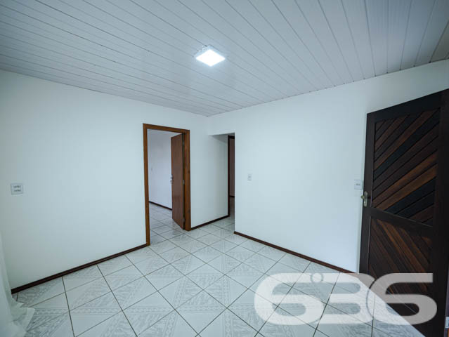 Casa Térrea no Bairro Jarivatuba - Joinville/SC

Se você busca conforto, espaço e uma localização privilegiada, esta casa é a oportunidade perfeita! Localizada no bairro Jarivatuba, em Joinville, SC, esta residência térrea alia praticidade e funcionalidade com ambientes amplos e bem planejados.

Características do Imóvel:

3 dormitórios, ideal para acomodar sua família com conforto.
Sala de estar espaçosa com excelente luminosidade natural.
Cozinha ampla, com móveis planejados, perfeita para quem gosta de preparar suas receitas favoritas.
Área de serviço funcional e independente.
2 vagas de garagem coberta.
Banheiro social e despensa.
Churrasqueira integrada à área externa, ideal para momentos de lazer com amigos e familiares.

Sobre a Localização: Situada em rua pavimentada e tranquila, esta casa está no coração do bairro Jarivatuba, uma região em crescente valorização. Ideal para quem busca qualidade de vida, com fácil acesso a todas as conveniências do dia a dia.

Por que investir neste imóvel? Com construção sólida e estrutura impecável, esta residência é uma ótima escolha tanto para moradia quanto para investimento. O amplo terreno oferece versatilidade para novos projetos, e a localização em uma área bem conectada da cidade garante praticidade e valorização.

Não perca esta oportunidade única! Entre em contato conosco para agendar uma visita e conhecer de perto cada detalhe deste imóvel encantador. A 636 Negócios Imobiliários está à disposição para ajudar você a encontrar o lar dos seus sonhos.
 
636 NEGÓCIOS IMOBILIÁRIOS: A SUA MELHOR ESCOLHA
Com mais de 30 anos de experiência, a 636 Negócios Imobiliários é sua parceira ideal para encontrar o imóvel perfeito. Estamos prontos para ajudá-lo a fazer deste imóvel o seu novo lar.
 
Telefone: (47) 3451-0636
WhatsApp: (47) 99190-0636
 
Não perca esta oportunidade única. Visite nosso site para mais informações: i636.com.br