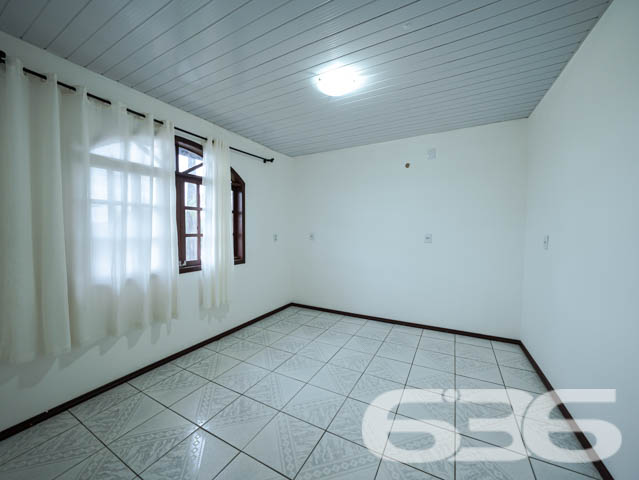 Casa Térrea no Bairro Jarivatuba - Joinville/SC

Se você busca conforto, espaço e uma localização privilegiada, esta casa é a oportunidade perfeita! Localizada no bairro Jarivatuba, em Joinville, SC, esta residência térrea alia praticidade e funcionalidade com ambientes amplos e bem planejados.

Características do Imóvel:

3 dormitórios, ideal para acomodar sua família com conforto.
Sala de estar espaçosa com excelente luminosidade natural.
Cozinha ampla, com móveis planejados, perfeita para quem gosta de preparar suas receitas favoritas.
Área de serviço funcional e independente.
2 vagas de garagem coberta.
Banheiro social e despensa.
Churrasqueira integrada à área externa, ideal para momentos de lazer com amigos e familiares.

Sobre a Localização: Situada em rua pavimentada e tranquila, esta casa está no coração do bairro Jarivatuba, uma região em crescente valorização. Ideal para quem busca qualidade de vida, com fácil acesso a todas as conveniências do dia a dia.

Por que investir neste imóvel? Com construção sólida e estrutura impecável, esta residência é uma ótima escolha tanto para moradia quanto para investimento. O amplo terreno oferece versatilidade para novos projetos, e a localização em uma área bem conectada da cidade garante praticidade e valorização.

Não perca esta oportunidade única! Entre em contato conosco para agendar uma visita e conhecer de perto cada detalhe deste imóvel encantador. A 636 Negócios Imobiliários está à disposição para ajudar você a encontrar o lar dos seus sonhos.
 
636 NEGÓCIOS IMOBILIÁRIOS: A SUA MELHOR ESCOLHA
Com mais de 30 anos de experiência, a 636 Negócios Imobiliários é sua parceira ideal para encontrar o imóvel perfeito. Estamos prontos para ajudá-lo a fazer deste imóvel o seu novo lar.
 
Telefone: (47) 3451-0636
WhatsApp: (47) 99190-0636
 
Não perca esta oportunidade única. Visite nosso site para mais informações: i636.com.br