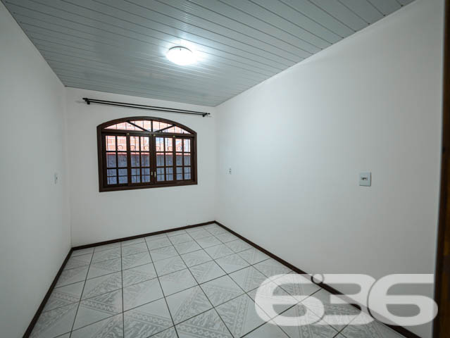 Casa Térrea no Bairro Jarivatuba - Joinville/SC

Se você busca conforto, espaço e uma localização privilegiada, esta casa é a oportunidade perfeita! Localizada no bairro Jarivatuba, em Joinville, SC, esta residência térrea alia praticidade e funcionalidade com ambientes amplos e bem planejados.

Características do Imóvel:

3 dormitórios, ideal para acomodar sua família com conforto.
Sala de estar espaçosa com excelente luminosidade natural.
Cozinha ampla, com móveis planejados, perfeita para quem gosta de preparar suas receitas favoritas.
Área de serviço funcional e independente.
2 vagas de garagem coberta.
Banheiro social e despensa.
Churrasqueira integrada à área externa, ideal para momentos de lazer com amigos e familiares.

Sobre a Localização: Situada em rua pavimentada e tranquila, esta casa está no coração do bairro Jarivatuba, uma região em crescente valorização. Ideal para quem busca qualidade de vida, com fácil acesso a todas as conveniências do dia a dia.

Por que investir neste imóvel? Com construção sólida e estrutura impecável, esta residência é uma ótima escolha tanto para moradia quanto para investimento. O amplo terreno oferece versatilidade para novos projetos, e a localização em uma área bem conectada da cidade garante praticidade e valorização.

Não perca esta oportunidade única! Entre em contato conosco para agendar uma visita e conhecer de perto cada detalhe deste imóvel encantador. A 636 Negócios Imobiliários está à disposição para ajudar você a encontrar o lar dos seus sonhos.
 
636 NEGÓCIOS IMOBILIÁRIOS: A SUA MELHOR ESCOLHA
Com mais de 30 anos de experiência, a 636 Negócios Imobiliários é sua parceira ideal para encontrar o imóvel perfeito. Estamos prontos para ajudá-lo a fazer deste imóvel o seu novo lar.
 
Telefone: (47) 3451-0636
WhatsApp: (47) 99190-0636
 
Não perca esta oportunidade única. Visite nosso site para mais informações: i636.com.br