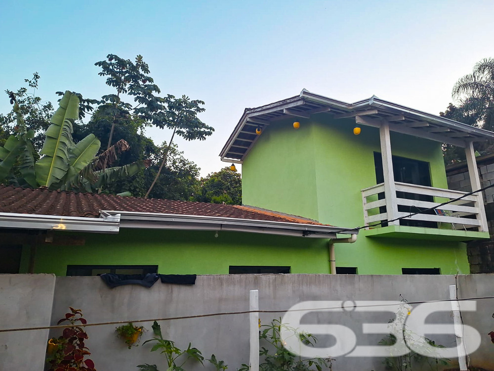 Oportunidade Imperdível no Bairro João Costa, Joinville/SC
Venha conhecer esta encantadora residência térrea localizada no bairro João Costa, em Joinville. Esta casa oferece conforto, praticidade e um ambiente acolhedor para sua família.
Além da residência principal, o terreno conta com duas casas totalmente independentes. Isso proporciona a possibilidade de morar em uma e alugar a outra, garantindo uma renda extra mensal, sem comprometer a privacidade de ambas as famílias. Essa é uma excelente opção tanto para investidores quanto para quem busca uma moradia própria com o benefício de uma renda adicional.
Composição do Imóvel:
* 2 Dormitórios
* 1 suíte
* 2 Banheiros
* Sala de Estar
* Sala de Jantar integrada com a Cozinha
* Cozinha ampla
* Despensa
* Área de Serviço
* 2 Vagas de Garagem Cobertas
* 2 Vagas de Garagem Descobertas
Destaques do Imóvel:
Área Externa: A residência conta com um espaçoso quintal, perfeito para momentos de lazer em família. Há um agradável espaço com churrasqueira, ideal para receber amigos e familiares.
Ambientes Internos: A cozinha é ampla e bem iluminada, com espaço suficiente para refeições em família. A sala de estar é confortável e possui um belo acabamento, proporcionando um ambiente acolhedor para relaxar.
Quartos: Os dormitórios são bem arejados e espaçosos, garantindo noites de sono tranquilas. A suíte oferece privacidade e conforto adicionais.
Localização:
Bairro João Costa: Localizado em uma região tranquila e de fácil acesso, o bairro João Costa oferece uma excelente infraestrutura, com ruas pavimentadas e proximidade a comércios, escolas e serviços.
Face Sul: A residência está posicionada com a face voltada para o sul, proporcionando uma agradável iluminação natural ao longo do dia.
Esta é uma oportunidade única de adquirir um imóvel completo, com todo o conforto e espaço que sua família merece. Não perca a chance de conhecer este belo imóvel. Entre em contato conosco para agendar uma visita!
636 NEGÓCIOS IMOBILIÁRIOS: A SUA MELHOR ESCOLHA
Com mais de 30 anos de experiência, a 636 Negócios Imobiliários é sua parceira ideal para encontrar o imóvel perfeito. Estamos prontos para ajudá-lo a fazer deste imóvel o seu novo lar.
Telefone: (47) 3451-0636
WhatsApp: (47) 99190-0636
Não perca esta oportunidade única. Visite nosso site para mais informações: i636.com.br