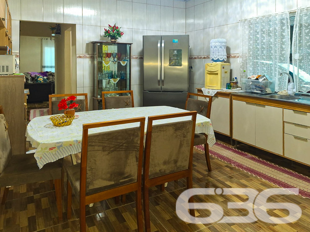 Oportunidade Imperdível no Bairro João Costa, Joinville/SC
Venha conhecer esta encantadora residência térrea localizada no bairro João Costa, em Joinville. Esta casa oferece conforto, praticidade e um ambiente acolhedor para sua família.
Além da residência principal, o terreno conta com duas casas totalmente independentes. Isso proporciona a possibilidade de morar em uma e alugar a outra, garantindo uma renda extra mensal, sem comprometer a privacidade de ambas as famílias. Essa é uma excelente opção tanto para investidores quanto para quem busca uma moradia própria com o benefício de uma renda adicional.
Composição do Imóvel:
* 2 Dormitórios
* 1 suíte
* 2 Banheiros
* Sala de Estar
* Sala de Jantar integrada com a Cozinha
* Cozinha ampla
* Despensa
* Área de Serviço
* 2 Vagas de Garagem Cobertas
* 2 Vagas de Garagem Descobertas
Destaques do Imóvel:
Área Externa: A residência conta com um espaçoso quintal, perfeito para momentos de lazer em família. Há um agradável espaço com churrasqueira, ideal para receber amigos e familiares.
Ambientes Internos: A cozinha é ampla e bem iluminada, com espaço suficiente para refeições em família. A sala de estar é confortável e possui um belo acabamento, proporcionando um ambiente acolhedor para relaxar.
Quartos: Os dormitórios são bem arejados e espaçosos, garantindo noites de sono tranquilas. A suíte oferece privacidade e conforto adicionais.
Localização:
Bairro João Costa: Localizado em uma região tranquila e de fácil acesso, o bairro João Costa oferece uma excelente infraestrutura, com ruas pavimentadas e proximidade a comércios, escolas e serviços.
Face Sul: A residência está posicionada com a face voltada para o sul, proporcionando uma agradável iluminação natural ao longo do dia.
Esta é uma oportunidade única de adquirir um imóvel completo, com todo o conforto e espaço que sua família merece. Não perca a chance de conhecer este belo imóvel. Entre em contato conosco para agendar uma visita!
636 NEGÓCIOS IMOBILIÁRIOS: A SUA MELHOR ESCOLHA
Com mais de 30 anos de experiência, a 636 Negócios Imobiliários é sua parceira ideal para encontrar o imóvel perfeito. Estamos prontos para ajudá-lo a fazer deste imóvel o seu novo lar.
Telefone: (47) 3451-0636
WhatsApp: (47) 99190-0636
Não perca esta oportunidade única. Visite nosso site para mais informações: i636.com.br