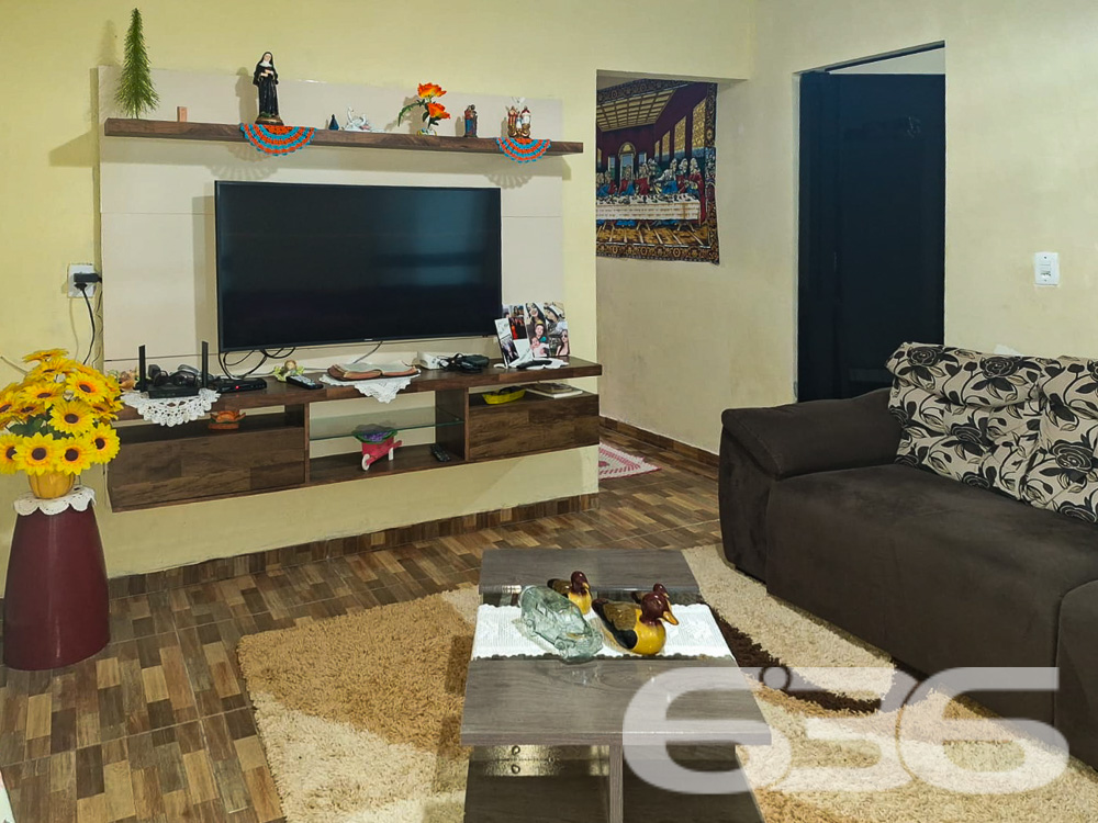 Oportunidade Imperdível no Bairro João Costa, Joinville/SC
Venha conhecer esta encantadora residência térrea localizada no bairro João Costa, em Joinville. Esta casa oferece conforto, praticidade e um ambiente acolhedor para sua família.
Além da residência principal, o terreno conta com duas casas totalmente independentes. Isso proporciona a possibilidade de morar em uma e alugar a outra, garantindo uma renda extra mensal, sem comprometer a privacidade de ambas as famílias. Essa é uma excelente opção tanto para investidores quanto para quem busca uma moradia própria com o benefício de uma renda adicional.
Composição do Imóvel:
* 2 Dormitórios
* 1 suíte
* 2 Banheiros
* Sala de Estar
* Sala de Jantar integrada com a Cozinha
* Cozinha ampla
* Despensa
* Área de Serviço
* 2 Vagas de Garagem Cobertas
* 2 Vagas de Garagem Descobertas
Destaques do Imóvel:
Área Externa: A residência conta com um espaçoso quintal, perfeito para momentos de lazer em família. Há um agradável espaço com churrasqueira, ideal para receber amigos e familiares.
Ambientes Internos: A cozinha é ampla e bem iluminada, com espaço suficiente para refeições em família. A sala de estar é confortável e possui um belo acabamento, proporcionando um ambiente acolhedor para relaxar.
Quartos: Os dormitórios são bem arejados e espaçosos, garantindo noites de sono tranquilas. A suíte oferece privacidade e conforto adicionais.
Localização:
Bairro João Costa: Localizado em uma região tranquila e de fácil acesso, o bairro João Costa oferece uma excelente infraestrutura, com ruas pavimentadas e proximidade a comércios, escolas e serviços.
Face Sul: A residência está posicionada com a face voltada para o sul, proporcionando uma agradável iluminação natural ao longo do dia.
Esta é uma oportunidade única de adquirir um imóvel completo, com todo o conforto e espaço que sua família merece. Não perca a chance de conhecer este belo imóvel. Entre em contato conosco para agendar uma visita!
636 NEGÓCIOS IMOBILIÁRIOS: A SUA MELHOR ESCOLHA
Com mais de 30 anos de experiência, a 636 Negócios Imobiliários é sua parceira ideal para encontrar o imóvel perfeito. Estamos prontos para ajudá-lo a fazer deste imóvel o seu novo lar.
Telefone: (47) 3451-0636
WhatsApp: (47) 99190-0636
Não perca esta oportunidade única. Visite nosso site para mais informações: i636.com.br