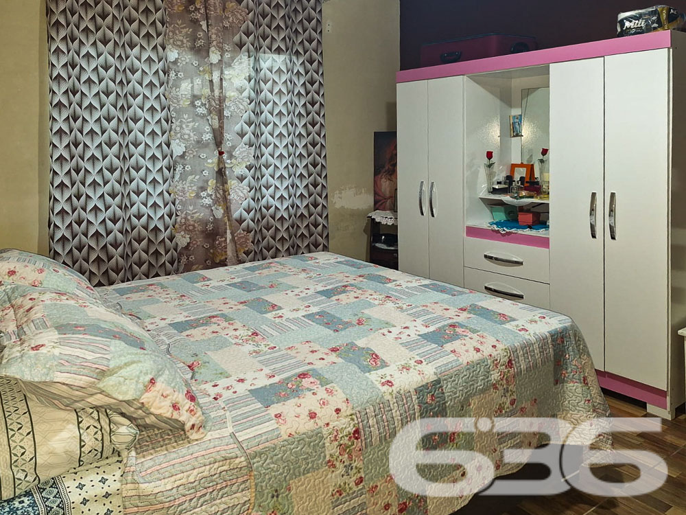 Oportunidade Imperdível no Bairro João Costa, Joinville/SC
Venha conhecer esta encantadora residência térrea localizada no bairro João Costa, em Joinville. Esta casa oferece conforto, praticidade e um ambiente acolhedor para sua família.
Além da residência principal, o terreno conta com duas casas totalmente independentes. Isso proporciona a possibilidade de morar em uma e alugar a outra, garantindo uma renda extra mensal, sem comprometer a privacidade de ambas as famílias. Essa é uma excelente opção tanto para investidores quanto para quem busca uma moradia própria com o benefício de uma renda adicional.
Composição do Imóvel:
* 2 Dormitórios
* 1 suíte
* 2 Banheiros
* Sala de Estar
* Sala de Jantar integrada com a Cozinha
* Cozinha ampla
* Despensa
* Área de Serviço
* 2 Vagas de Garagem Cobertas
* 2 Vagas de Garagem Descobertas
Destaques do Imóvel:
Área Externa: A residência conta com um espaçoso quintal, perfeito para momentos de lazer em família. Há um agradável espaço com churrasqueira, ideal para receber amigos e familiares.
Ambientes Internos: A cozinha é ampla e bem iluminada, com espaço suficiente para refeições em família. A sala de estar é confortável e possui um belo acabamento, proporcionando um ambiente acolhedor para relaxar.
Quartos: Os dormitórios são bem arejados e espaçosos, garantindo noites de sono tranquilas. A suíte oferece privacidade e conforto adicionais.
Localização:
Bairro João Costa: Localizado em uma região tranquila e de fácil acesso, o bairro João Costa oferece uma excelente infraestrutura, com ruas pavimentadas e proximidade a comércios, escolas e serviços.
Face Sul: A residência está posicionada com a face voltada para o sul, proporcionando uma agradável iluminação natural ao longo do dia.
Esta é uma oportunidade única de adquirir um imóvel completo, com todo o conforto e espaço que sua família merece. Não perca a chance de conhecer este belo imóvel. Entre em contato conosco para agendar uma visita!
636 NEGÓCIOS IMOBILIÁRIOS: A SUA MELHOR ESCOLHA
Com mais de 30 anos de experiência, a 636 Negócios Imobiliários é sua parceira ideal para encontrar o imóvel perfeito. Estamos prontos para ajudá-lo a fazer deste imóvel o seu novo lar.
Telefone: (47) 3451-0636
WhatsApp: (47) 99190-0636
Não perca esta oportunidade única. Visite nosso site para mais informações: i636.com.br