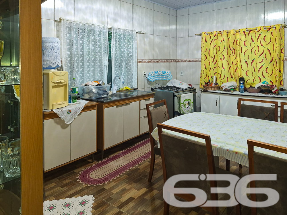 Oportunidade Imperdível no Bairro João Costa, Joinville/SC
Venha conhecer esta encantadora residência térrea localizada no bairro João Costa, em Joinville. Esta casa oferece conforto, praticidade e um ambiente acolhedor para sua família.
Além da residência principal, o terreno conta com duas casas totalmente independentes. Isso proporciona a possibilidade de morar em uma e alugar a outra, garantindo uma renda extra mensal, sem comprometer a privacidade de ambas as famílias. Essa é uma excelente opção tanto para investidores quanto para quem busca uma moradia própria com o benefício de uma renda adicional.
Composição do Imóvel:
* 2 Dormitórios
* 1 suíte
* 2 Banheiros
* Sala de Estar
* Sala de Jantar integrada com a Cozinha
* Cozinha ampla
* Despensa
* Área de Serviço
* 2 Vagas de Garagem Cobertas
* 2 Vagas de Garagem Descobertas
Destaques do Imóvel:
Área Externa: A residência conta com um espaçoso quintal, perfeito para momentos de lazer em família. Há um agradável espaço com churrasqueira, ideal para receber amigos e familiares.
Ambientes Internos: A cozinha é ampla e bem iluminada, com espaço suficiente para refeições em família. A sala de estar é confortável e possui um belo acabamento, proporcionando um ambiente acolhedor para relaxar.
Quartos: Os dormitórios são bem arejados e espaçosos, garantindo noites de sono tranquilas. A suíte oferece privacidade e conforto adicionais.
Localização:
Bairro João Costa: Localizado em uma região tranquila e de fácil acesso, o bairro João Costa oferece uma excelente infraestrutura, com ruas pavimentadas e proximidade a comércios, escolas e serviços.
Face Sul: A residência está posicionada com a face voltada para o sul, proporcionando uma agradável iluminação natural ao longo do dia.
Esta é uma oportunidade única de adquirir um imóvel completo, com todo o conforto e espaço que sua família merece. Não perca a chance de conhecer este belo imóvel. Entre em contato conosco para agendar uma visita!
636 NEGÓCIOS IMOBILIÁRIOS: A SUA MELHOR ESCOLHA
Com mais de 30 anos de experiência, a 636 Negócios Imobiliários é sua parceira ideal para encontrar o imóvel perfeito. Estamos prontos para ajudá-lo a fazer deste imóvel o seu novo lar.
Telefone: (47) 3451-0636
WhatsApp: (47) 99190-0636
Não perca esta oportunidade única. Visite nosso site para mais informações: i636.com.br