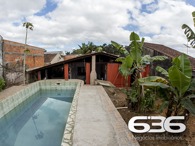 Excelente Residência no Bairro João Costa, Joinville - Conforto e Espaço para Sua Família

Apresentamos esta charmosa casa térrea, localizada no bairro João Costa, em Joinville/SC. Essa residência oferece o conforto e a funcionalidade que sua família merece. Esta propriedade é perfeita para quem busca um lar aconchegante, com espaços amplos e bem distribuídos.

Composição do imóvel:

Dormitórios: 3 quartos amplos e bem iluminados, perfeitos para acomodar sua família com conforto.
Banheiros: 2 banheiros completos, sendo um social e um de apoio na área de festas.
Vagas de Garagem: 5 vagas no total
Sala de Estar: Ambiente aconchegante e espaçoso, com decoração charmosa e iluminação natural abundante.
Cozinha Gourmet: Cozinha completa e mobiliada, ideal para quem gosta de cozinhar e receber amigos e familiares.
Área de Festa: Espaço com churrasqueira, perfeito para momentos de lazer e confraternização, além de contar com um amplo salão de festas.

Construção: Parte da casa em madeira Itaúba, com manta térmica, proporcionando conforto térmico e durabilidade.
Sustentabilidade: Equipado com placas solares, uma opção que alia economia de energia e consciência ambiental.
Portão Eletrônico: Segurança e praticidade no dia a dia.
Localização: Perto de vias de acesso, transporte público, escolas, hospitais e serviços essenciais, oferecendo tudo o que você precisa a poucos minutos de casa.

Sobre a Região:

Bairro: João Costa, um bairro em constante crescimento, com infraestrutura completa e diversas opções de comércio, lazer e serviços.
Ambiente: Rua tranquila, não pavimentada, ideal para quem busca sossego e um ritmo de vida mais calmo.

Essa casa é perfeita para você que valoriza um imóvel espaçoso, bem localizado e com todos os recursos necessários para viver bem. Não perca a chance de conhecer este imóvel incrível. Entre em contato agora mesmo e agende uma visita com um de nossos corretores.
 
636 NEGÓCIOS IMOBILIÁRIOS: A SUA MELHOR ESCOLHA
Com mais de 30 anos de experiência, a 636 Negócios Imobiliários é sua parceira ideal para encontrar o imóvel perfeito. Estamos prontos para ajudá-lo a fazer deste imóvel o seu novo lar.
 
Telefone: (47) 3451-0636
WhatsApp: (47) 99190-0636
 
Não perca esta oportunidade única. Visite nosso site para mais informações: i636.com.br
