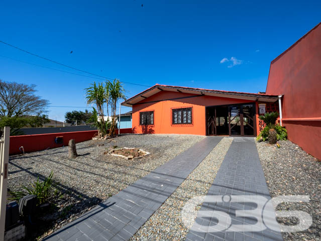 Excelente Residência no Bairro João Costa, Joinville - Conforto e Espaço para Sua Família

Apresentamos esta charmosa casa térrea, localizada no bairro João Costa, em Joinville/SC. Essa residência oferece o conforto e a funcionalidade que sua família merece. Esta propriedade é perfeita para quem busca um lar aconchegante, com espaços amplos e bem distribuídos.

Composição do imóvel:

Dormitórios: 3 quartos amplos e bem iluminados, perfeitos para acomodar sua família com conforto.
Banheiros: 2 banheiros completos, sendo um social e um de apoio na área de festas.
Vagas de Garagem: 5 vagas no total
Sala de Estar: Ambiente aconchegante e espaçoso, com decoração charmosa e iluminação natural abundante.
Cozinha Gourmet: Cozinha completa e mobiliada, ideal para quem gosta de cozinhar e receber amigos e familiares.
Área de Festa: Espaço com churrasqueira, perfeito para momentos de lazer e confraternização, além de contar com um amplo salão de festas.

Construção: Parte da casa em madeira Itaúba, com manta térmica, proporcionando conforto térmico e durabilidade.
Sustentabilidade: Equipado com placas solares, uma opção que alia economia de energia e consciência ambiental.
Portão Eletrônico: Segurança e praticidade no dia a dia.
Localização: Perto de vias de acesso, transporte público, escolas, hospitais e serviços essenciais, oferecendo tudo o que você precisa a poucos minutos de casa.

Sobre a Região:

Bairro: João Costa, um bairro em constante crescimento, com infraestrutura completa e diversas opções de comércio, lazer e serviços.
Ambiente: Rua tranquila, não pavimentada, ideal para quem busca sossego e um ritmo de vida mais calmo.

Essa casa é perfeita para você que valoriza um imóvel espaçoso, bem localizado e com todos os recursos necessários para viver bem. Não perca a chance de conhecer este imóvel incrível. Entre em contato agora mesmo e agende uma visita com um de nossos corretores.
 
636 NEGÓCIOS IMOBILIÁRIOS: A SUA MELHOR ESCOLHA
Com mais de 30 anos de experiência, a 636 Negócios Imobiliários é sua parceira ideal para encontrar o imóvel perfeito. Estamos prontos para ajudá-lo a fazer deste imóvel o seu novo lar.
 
Telefone: (47) 3451-0636
WhatsApp: (47) 99190-0636
 
Não perca esta oportunidade única. Visite nosso site para mais informações: i636.com.br