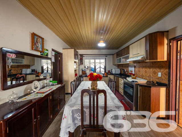 Excelente Residência no Bairro João Costa, Joinville - Conforto e Espaço para Sua Família

Apresentamos esta charmosa casa térrea, localizada no bairro João Costa, em Joinville/SC. Essa residência oferece o conforto e a funcionalidade que sua família merece. Esta propriedade é perfeita para quem busca um lar aconchegante, com espaços amplos e bem distribuídos.

Composição do imóvel:

Dormitórios: 3 quartos amplos e bem iluminados, perfeitos para acomodar sua família com conforto.
Banheiros: 2 banheiros completos, sendo um social e um de apoio na área de festas.
Vagas de Garagem: 5 vagas no total
Sala de Estar: Ambiente aconchegante e espaçoso, com decoração charmosa e iluminação natural abundante.
Cozinha Gourmet: Cozinha completa e mobiliada, ideal para quem gosta de cozinhar e receber amigos e familiares.
Área de Festa: Espaço com churrasqueira, perfeito para momentos de lazer e confraternização, além de contar com um amplo salão de festas.

Construção: Parte da casa em madeira Itaúba, com manta térmica, proporcionando conforto térmico e durabilidade.
Sustentabilidade: Equipado com placas solares, uma opção que alia economia de energia e consciência ambiental.
Portão Eletrônico: Segurança e praticidade no dia a dia.
Localização: Perto de vias de acesso, transporte público, escolas, hospitais e serviços essenciais, oferecendo tudo o que você precisa a poucos minutos de casa.

Sobre a Região:

Bairro: João Costa, um bairro em constante crescimento, com infraestrutura completa e diversas opções de comércio, lazer e serviços.
Ambiente: Rua tranquila, não pavimentada, ideal para quem busca sossego e um ritmo de vida mais calmo.

Essa casa é perfeita para você que valoriza um imóvel espaçoso, bem localizado e com todos os recursos necessários para viver bem. Não perca a chance de conhecer este imóvel incrível. Entre em contato agora mesmo e agende uma visita com um de nossos corretores.
 
636 NEGÓCIOS IMOBILIÁRIOS: A SUA MELHOR ESCOLHA
Com mais de 30 anos de experiência, a 636 Negócios Imobiliários é sua parceira ideal para encontrar o imóvel perfeito. Estamos prontos para ajudá-lo a fazer deste imóvel o seu novo lar.
 
Telefone: (47) 3451-0636
WhatsApp: (47) 99190-0636
 
Não perca esta oportunidade única. Visite nosso site para mais informações: i636.com.br