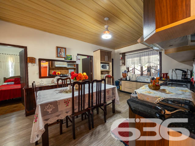 Excelente Residência no Bairro João Costa, Joinville - Conforto e Espaço para Sua Família

Apresentamos esta charmosa casa térrea, localizada no bairro João Costa, em Joinville/SC. Essa residência oferece o conforto e a funcionalidade que sua família merece. Esta propriedade é perfeita para quem busca um lar aconchegante, com espaços amplos e bem distribuídos.

Composição do imóvel:

Dormitórios: 3 quartos amplos e bem iluminados, perfeitos para acomodar sua família com conforto.
Banheiros: 2 banheiros completos, sendo um social e um de apoio na área de festas.
Vagas de Garagem: 5 vagas no total
Sala de Estar: Ambiente aconchegante e espaçoso, com decoração charmosa e iluminação natural abundante.
Cozinha Gourmet: Cozinha completa e mobiliada, ideal para quem gosta de cozinhar e receber amigos e familiares.
Área de Festa: Espaço com churrasqueira, perfeito para momentos de lazer e confraternização, além de contar com um amplo salão de festas.

Construção: Parte da casa em madeira Itaúba, com manta térmica, proporcionando conforto térmico e durabilidade.
Sustentabilidade: Equipado com placas solares, uma opção que alia economia de energia e consciência ambiental.
Portão Eletrônico: Segurança e praticidade no dia a dia.
Localização: Perto de vias de acesso, transporte público, escolas, hospitais e serviços essenciais, oferecendo tudo o que você precisa a poucos minutos de casa.

Sobre a Região:

Bairro: João Costa, um bairro em constante crescimento, com infraestrutura completa e diversas opções de comércio, lazer e serviços.
Ambiente: Rua tranquila, não pavimentada, ideal para quem busca sossego e um ritmo de vida mais calmo.

Essa casa é perfeita para você que valoriza um imóvel espaçoso, bem localizado e com todos os recursos necessários para viver bem. Não perca a chance de conhecer este imóvel incrível. Entre em contato agora mesmo e agende uma visita com um de nossos corretores.
 
636 NEGÓCIOS IMOBILIÁRIOS: A SUA MELHOR ESCOLHA
Com mais de 30 anos de experiência, a 636 Negócios Imobiliários é sua parceira ideal para encontrar o imóvel perfeito. Estamos prontos para ajudá-lo a fazer deste imóvel o seu novo lar.
 
Telefone: (47) 3451-0636
WhatsApp: (47) 99190-0636
 
Não perca esta oportunidade única. Visite nosso site para mais informações: i636.com.br