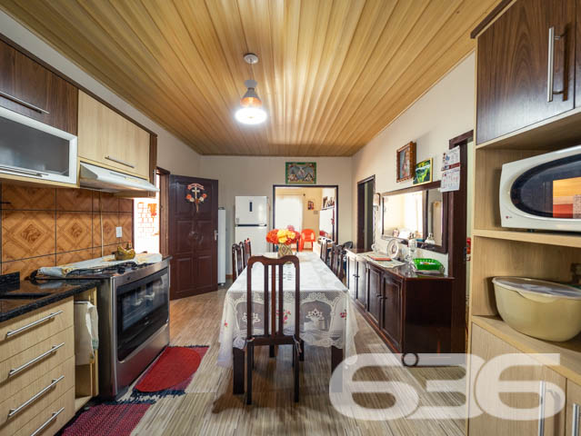 Excelente Residência no Bairro João Costa, Joinville - Conforto e Espaço para Sua Família

Apresentamos esta charmosa casa térrea, localizada no bairro João Costa, em Joinville/SC. Essa residência oferece o conforto e a funcionalidade que sua família merece. Esta propriedade é perfeita para quem busca um lar aconchegante, com espaços amplos e bem distribuídos.

Composição do imóvel:

Dormitórios: 3 quartos amplos e bem iluminados, perfeitos para acomodar sua família com conforto.
Banheiros: 2 banheiros completos, sendo um social e um de apoio na área de festas.
Vagas de Garagem: 5 vagas no total
Sala de Estar: Ambiente aconchegante e espaçoso, com decoração charmosa e iluminação natural abundante.
Cozinha Gourmet: Cozinha completa e mobiliada, ideal para quem gosta de cozinhar e receber amigos e familiares.
Área de Festa: Espaço com churrasqueira, perfeito para momentos de lazer e confraternização, além de contar com um amplo salão de festas.

Construção: Parte da casa em madeira Itaúba, com manta térmica, proporcionando conforto térmico e durabilidade.
Sustentabilidade: Equipado com placas solares, uma opção que alia economia de energia e consciência ambiental.
Portão Eletrônico: Segurança e praticidade no dia a dia.
Localização: Perto de vias de acesso, transporte público, escolas, hospitais e serviços essenciais, oferecendo tudo o que você precisa a poucos minutos de casa.

Sobre a Região:

Bairro: João Costa, um bairro em constante crescimento, com infraestrutura completa e diversas opções de comércio, lazer e serviços.
Ambiente: Rua tranquila, não pavimentada, ideal para quem busca sossego e um ritmo de vida mais calmo.

Essa casa é perfeita para você que valoriza um imóvel espaçoso, bem localizado e com todos os recursos necessários para viver bem. Não perca a chance de conhecer este imóvel incrível. Entre em contato agora mesmo e agende uma visita com um de nossos corretores.
 
636 NEGÓCIOS IMOBILIÁRIOS: A SUA MELHOR ESCOLHA
Com mais de 30 anos de experiência, a 636 Negócios Imobiliários é sua parceira ideal para encontrar o imóvel perfeito. Estamos prontos para ajudá-lo a fazer deste imóvel o seu novo lar.
 
Telefone: (47) 3451-0636
WhatsApp: (47) 99190-0636
 
Não perca esta oportunidade única. Visite nosso site para mais informações: i636.com.br