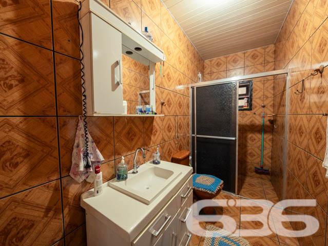 Excelente Residência no Bairro João Costa, Joinville - Conforto e Espaço para Sua Família

Apresentamos esta charmosa casa térrea, localizada no bairro João Costa, em Joinville/SC. Essa residência oferece o conforto e a funcionalidade que sua família merece. Esta propriedade é perfeita para quem busca um lar aconchegante, com espaços amplos e bem distribuídos.

Composição do imóvel:

Dormitórios: 3 quartos amplos e bem iluminados, perfeitos para acomodar sua família com conforto.
Banheiros: 2 banheiros completos, sendo um social e um de apoio na área de festas.
Vagas de Garagem: 5 vagas no total
Sala de Estar: Ambiente aconchegante e espaçoso, com decoração charmosa e iluminação natural abundante.
Cozinha Gourmet: Cozinha completa e mobiliada, ideal para quem gosta de cozinhar e receber amigos e familiares.
Área de Festa: Espaço com churrasqueira, perfeito para momentos de lazer e confraternização, além de contar com um amplo salão de festas.

Construção: Parte da casa em madeira Itaúba, com manta térmica, proporcionando conforto térmico e durabilidade.
Sustentabilidade: Equipado com placas solares, uma opção que alia economia de energia e consciência ambiental.
Portão Eletrônico: Segurança e praticidade no dia a dia.
Localização: Perto de vias de acesso, transporte público, escolas, hospitais e serviços essenciais, oferecendo tudo o que você precisa a poucos minutos de casa.

Sobre a Região:

Bairro: João Costa, um bairro em constante crescimento, com infraestrutura completa e diversas opções de comércio, lazer e serviços.
Ambiente: Rua tranquila, não pavimentada, ideal para quem busca sossego e um ritmo de vida mais calmo.

Essa casa é perfeita para você que valoriza um imóvel espaçoso, bem localizado e com todos os recursos necessários para viver bem. Não perca a chance de conhecer este imóvel incrível. Entre em contato agora mesmo e agende uma visita com um de nossos corretores.
 
636 NEGÓCIOS IMOBILIÁRIOS: A SUA MELHOR ESCOLHA
Com mais de 30 anos de experiência, a 636 Negócios Imobiliários é sua parceira ideal para encontrar o imóvel perfeito. Estamos prontos para ajudá-lo a fazer deste imóvel o seu novo lar.
 
Telefone: (47) 3451-0636
WhatsApp: (47) 99190-0636
 
Não perca esta oportunidade única. Visite nosso site para mais informações: i636.com.br