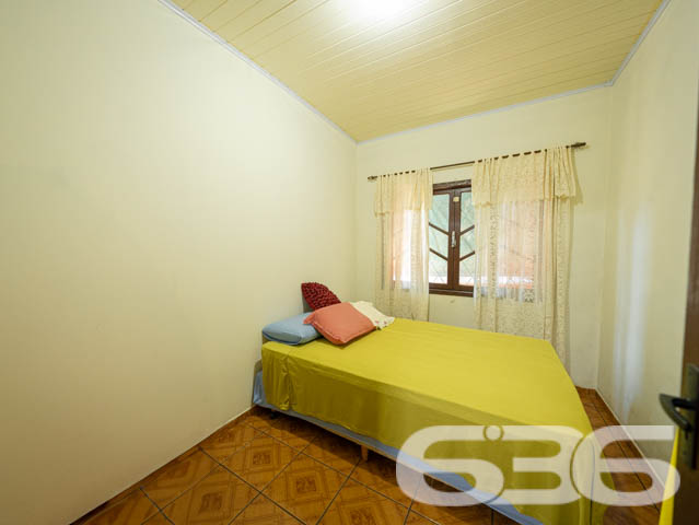 Excelente Residência no Bairro João Costa, Joinville - Conforto e Espaço para Sua Família

Apresentamos esta charmosa casa térrea, localizada no bairro João Costa, em Joinville/SC. Essa residência oferece o conforto e a funcionalidade que sua família merece. Esta propriedade é perfeita para quem busca um lar aconchegante, com espaços amplos e bem distribuídos.

Composição do imóvel:

Dormitórios: 3 quartos amplos e bem iluminados, perfeitos para acomodar sua família com conforto.
Banheiros: 2 banheiros completos, sendo um social e um de apoio na área de festas.
Vagas de Garagem: 5 vagas no total
Sala de Estar: Ambiente aconchegante e espaçoso, com decoração charmosa e iluminação natural abundante.
Cozinha Gourmet: Cozinha completa e mobiliada, ideal para quem gosta de cozinhar e receber amigos e familiares.
Área de Festa: Espaço com churrasqueira, perfeito para momentos de lazer e confraternização, além de contar com um amplo salão de festas.

Construção: Parte da casa em madeira Itaúba, com manta térmica, proporcionando conforto térmico e durabilidade.
Sustentabilidade: Equipado com placas solares, uma opção que alia economia de energia e consciência ambiental.
Portão Eletrônico: Segurança e praticidade no dia a dia.
Localização: Perto de vias de acesso, transporte público, escolas, hospitais e serviços essenciais, oferecendo tudo o que você precisa a poucos minutos de casa.

Sobre a Região:

Bairro: João Costa, um bairro em constante crescimento, com infraestrutura completa e diversas opções de comércio, lazer e serviços.
Ambiente: Rua tranquila, não pavimentada, ideal para quem busca sossego e um ritmo de vida mais calmo.

Essa casa é perfeita para você que valoriza um imóvel espaçoso, bem localizado e com todos os recursos necessários para viver bem. Não perca a chance de conhecer este imóvel incrível. Entre em contato agora mesmo e agende uma visita com um de nossos corretores.
 
636 NEGÓCIOS IMOBILIÁRIOS: A SUA MELHOR ESCOLHA
Com mais de 30 anos de experiência, a 636 Negócios Imobiliários é sua parceira ideal para encontrar o imóvel perfeito. Estamos prontos para ajudá-lo a fazer deste imóvel o seu novo lar.
 
Telefone: (47) 3451-0636
WhatsApp: (47) 99190-0636
 
Não perca esta oportunidade única. Visite nosso site para mais informações: i636.com.br