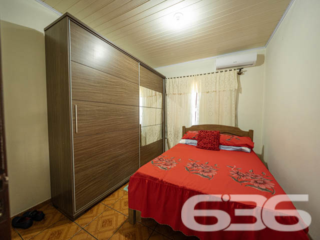 Excelente Residência no Bairro João Costa, Joinville - Conforto e Espaço para Sua Família

Apresentamos esta charmosa casa térrea, localizada no bairro João Costa, em Joinville/SC. Essa residência oferece o conforto e a funcionalidade que sua família merece. Esta propriedade é perfeita para quem busca um lar aconchegante, com espaços amplos e bem distribuídos.

Composição do imóvel:

Dormitórios: 3 quartos amplos e bem iluminados, perfeitos para acomodar sua família com conforto.
Banheiros: 2 banheiros completos, sendo um social e um de apoio na área de festas.
Vagas de Garagem: 5 vagas no total
Sala de Estar: Ambiente aconchegante e espaçoso, com decoração charmosa e iluminação natural abundante.
Cozinha Gourmet: Cozinha completa e mobiliada, ideal para quem gosta de cozinhar e receber amigos e familiares.
Área de Festa: Espaço com churrasqueira, perfeito para momentos de lazer e confraternização, além de contar com um amplo salão de festas.

Construção: Parte da casa em madeira Itaúba, com manta térmica, proporcionando conforto térmico e durabilidade.
Sustentabilidade: Equipado com placas solares, uma opção que alia economia de energia e consciência ambiental.
Portão Eletrônico: Segurança e praticidade no dia a dia.
Localização: Perto de vias de acesso, transporte público, escolas, hospitais e serviços essenciais, oferecendo tudo o que você precisa a poucos minutos de casa.

Sobre a Região:

Bairro: João Costa, um bairro em constante crescimento, com infraestrutura completa e diversas opções de comércio, lazer e serviços.
Ambiente: Rua tranquila, não pavimentada, ideal para quem busca sossego e um ritmo de vida mais calmo.

Essa casa é perfeita para você que valoriza um imóvel espaçoso, bem localizado e com todos os recursos necessários para viver bem. Não perca a chance de conhecer este imóvel incrível. Entre em contato agora mesmo e agende uma visita com um de nossos corretores.
 
636 NEGÓCIOS IMOBILIÁRIOS: A SUA MELHOR ESCOLHA
Com mais de 30 anos de experiência, a 636 Negócios Imobiliários é sua parceira ideal para encontrar o imóvel perfeito. Estamos prontos para ajudá-lo a fazer deste imóvel o seu novo lar.
 
Telefone: (47) 3451-0636
WhatsApp: (47) 99190-0636
 
Não perca esta oportunidade única. Visite nosso site para mais informações: i636.com.br