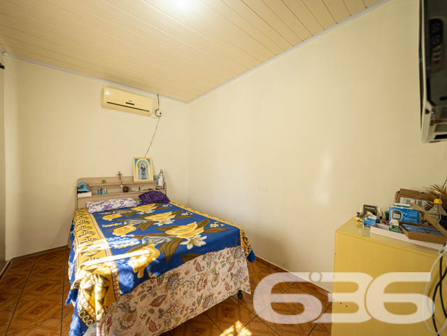 Excelente Residência no Bairro João Costa, Joinville - Conforto e Espaço para Sua Família

Apresentamos esta charmosa casa térrea, localizada no bairro João Costa, em Joinville/SC. Essa residência oferece o conforto e a funcionalidade que sua família merece. Esta propriedade é perfeita para quem busca um lar aconchegante, com espaços amplos e bem distribuídos.

Composição do imóvel:

Dormitórios: 3 quartos amplos e bem iluminados, perfeitos para acomodar sua família com conforto.
Banheiros: 2 banheiros completos, sendo um social e um de apoio na área de festas.
Vagas de Garagem: 5 vagas no total
Sala de Estar: Ambiente aconchegante e espaçoso, com decoração charmosa e iluminação natural abundante.
Cozinha Gourmet: Cozinha completa e mobiliada, ideal para quem gosta de cozinhar e receber amigos e familiares.
Área de Festa: Espaço com churrasqueira, perfeito para momentos de lazer e confraternização, além de contar com um amplo salão de festas.

Construção: Parte da casa em madeira Itaúba, com manta térmica, proporcionando conforto térmico e durabilidade.
Sustentabilidade: Equipado com placas solares, uma opção que alia economia de energia e consciência ambiental.
Portão Eletrônico: Segurança e praticidade no dia a dia.
Localização: Perto de vias de acesso, transporte público, escolas, hospitais e serviços essenciais, oferecendo tudo o que você precisa a poucos minutos de casa.

Sobre a Região:

Bairro: João Costa, um bairro em constante crescimento, com infraestrutura completa e diversas opções de comércio, lazer e serviços.
Ambiente: Rua tranquila, não pavimentada, ideal para quem busca sossego e um ritmo de vida mais calmo.

Essa casa é perfeita para você que valoriza um imóvel espaçoso, bem localizado e com todos os recursos necessários para viver bem. Não perca a chance de conhecer este imóvel incrível. Entre em contato agora mesmo e agende uma visita com um de nossos corretores.
 
636 NEGÓCIOS IMOBILIÁRIOS: A SUA MELHOR ESCOLHA
Com mais de 30 anos de experiência, a 636 Negócios Imobiliários é sua parceira ideal para encontrar o imóvel perfeito. Estamos prontos para ajudá-lo a fazer deste imóvel o seu novo lar.
 
Telefone: (47) 3451-0636
WhatsApp: (47) 99190-0636
 
Não perca esta oportunidade única. Visite nosso site para mais informações: i636.com.br