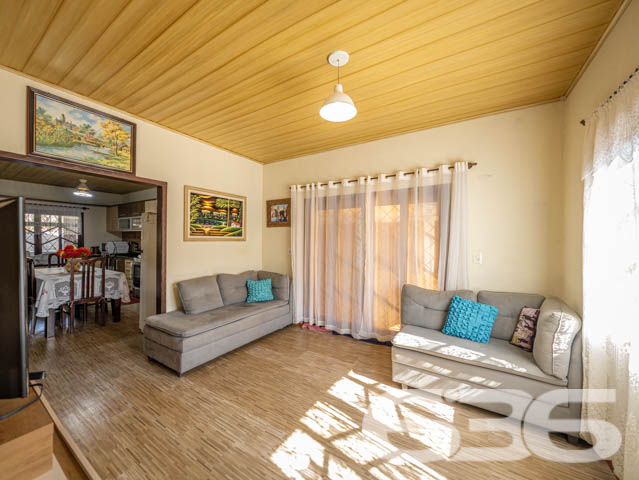 Excelente Residência no Bairro João Costa, Joinville - Conforto e Espaço para Sua Família

Apresentamos esta charmosa casa térrea, localizada no bairro João Costa, em Joinville/SC. Essa residência oferece o conforto e a funcionalidade que sua família merece. Esta propriedade é perfeita para quem busca um lar aconchegante, com espaços amplos e bem distribuídos.

Composição do imóvel:

Dormitórios: 3 quartos amplos e bem iluminados, perfeitos para acomodar sua família com conforto.
Banheiros: 2 banheiros completos, sendo um social e um de apoio na área de festas.
Vagas de Garagem: 5 vagas no total
Sala de Estar: Ambiente aconchegante e espaçoso, com decoração charmosa e iluminação natural abundante.
Cozinha Gourmet: Cozinha completa e mobiliada, ideal para quem gosta de cozinhar e receber amigos e familiares.
Área de Festa: Espaço com churrasqueira, perfeito para momentos de lazer e confraternização, além de contar com um amplo salão de festas.

Construção: Parte da casa em madeira Itaúba, com manta térmica, proporcionando conforto térmico e durabilidade.
Sustentabilidade: Equipado com placas solares, uma opção que alia economia de energia e consciência ambiental.
Portão Eletrônico: Segurança e praticidade no dia a dia.
Localização: Perto de vias de acesso, transporte público, escolas, hospitais e serviços essenciais, oferecendo tudo o que você precisa a poucos minutos de casa.

Sobre a Região:

Bairro: João Costa, um bairro em constante crescimento, com infraestrutura completa e diversas opções de comércio, lazer e serviços.
Ambiente: Rua tranquila, não pavimentada, ideal para quem busca sossego e um ritmo de vida mais calmo.

Essa casa é perfeita para você que valoriza um imóvel espaçoso, bem localizado e com todos os recursos necessários para viver bem. Não perca a chance de conhecer este imóvel incrível. Entre em contato agora mesmo e agende uma visita com um de nossos corretores.
 
636 NEGÓCIOS IMOBILIÁRIOS: A SUA MELHOR ESCOLHA
Com mais de 30 anos de experiência, a 636 Negócios Imobiliários é sua parceira ideal para encontrar o imóvel perfeito. Estamos prontos para ajudá-lo a fazer deste imóvel o seu novo lar.
 
Telefone: (47) 3451-0636
WhatsApp: (47) 99190-0636
 
Não perca esta oportunidade única. Visite nosso site para mais informações: i636.com.br