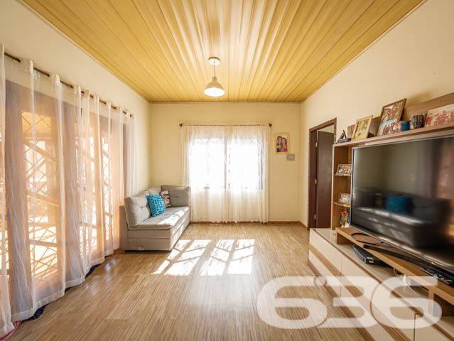 Excelente Residência no Bairro João Costa, Joinville - Conforto e Espaço para Sua Família

Apresentamos esta charmosa casa térrea, localizada no bairro João Costa, em Joinville/SC. Essa residência oferece o conforto e a funcionalidade que sua família merece. Esta propriedade é perfeita para quem busca um lar aconchegante, com espaços amplos e bem distribuídos.

Composição do imóvel:

Dormitórios: 3 quartos amplos e bem iluminados, perfeitos para acomodar sua família com conforto.
Banheiros: 2 banheiros completos, sendo um social e um de apoio na área de festas.
Vagas de Garagem: 5 vagas no total
Sala de Estar: Ambiente aconchegante e espaçoso, com decoração charmosa e iluminação natural abundante.
Cozinha Gourmet: Cozinha completa e mobiliada, ideal para quem gosta de cozinhar e receber amigos e familiares.
Área de Festa: Espaço com churrasqueira, perfeito para momentos de lazer e confraternização, além de contar com um amplo salão de festas.

Construção: Parte da casa em madeira Itaúba, com manta térmica, proporcionando conforto térmico e durabilidade.
Sustentabilidade: Equipado com placas solares, uma opção que alia economia de energia e consciência ambiental.
Portão Eletrônico: Segurança e praticidade no dia a dia.
Localização: Perto de vias de acesso, transporte público, escolas, hospitais e serviços essenciais, oferecendo tudo o que você precisa a poucos minutos de casa.

Sobre a Região:

Bairro: João Costa, um bairro em constante crescimento, com infraestrutura completa e diversas opções de comércio, lazer e serviços.
Ambiente: Rua tranquila, não pavimentada, ideal para quem busca sossego e um ritmo de vida mais calmo.

Essa casa é perfeita para você que valoriza um imóvel espaçoso, bem localizado e com todos os recursos necessários para viver bem. Não perca a chance de conhecer este imóvel incrível. Entre em contato agora mesmo e agende uma visita com um de nossos corretores.
 
636 NEGÓCIOS IMOBILIÁRIOS: A SUA MELHOR ESCOLHA
Com mais de 30 anos de experiência, a 636 Negócios Imobiliários é sua parceira ideal para encontrar o imóvel perfeito. Estamos prontos para ajudá-lo a fazer deste imóvel o seu novo lar.
 
Telefone: (47) 3451-0636
WhatsApp: (47) 99190-0636
 
Não perca esta oportunidade única. Visite nosso site para mais informações: i636.com.br