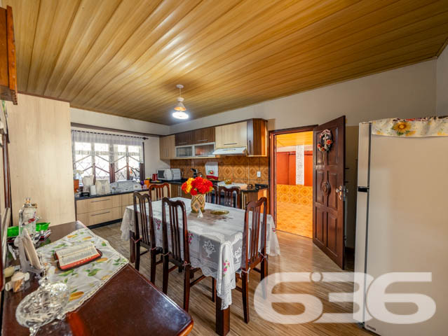 Excelente Residência no Bairro João Costa, Joinville - Conforto e Espaço para Sua Família

Apresentamos esta charmosa casa térrea, localizada no bairro João Costa, em Joinville/SC. Essa residência oferece o conforto e a funcionalidade que sua família merece. Esta propriedade é perfeita para quem busca um lar aconchegante, com espaços amplos e bem distribuídos.

Composição do imóvel:

Dormitórios: 3 quartos amplos e bem iluminados, perfeitos para acomodar sua família com conforto.
Banheiros: 2 banheiros completos, sendo um social e um de apoio na área de festas.
Vagas de Garagem: 5 vagas no total
Sala de Estar: Ambiente aconchegante e espaçoso, com decoração charmosa e iluminação natural abundante.
Cozinha Gourmet: Cozinha completa e mobiliada, ideal para quem gosta de cozinhar e receber amigos e familiares.
Área de Festa: Espaço com churrasqueira, perfeito para momentos de lazer e confraternização, além de contar com um amplo salão de festas.

Construção: Parte da casa em madeira Itaúba, com manta térmica, proporcionando conforto térmico e durabilidade.
Sustentabilidade: Equipado com placas solares, uma opção que alia economia de energia e consciência ambiental.
Portão Eletrônico: Segurança e praticidade no dia a dia.
Localização: Perto de vias de acesso, transporte público, escolas, hospitais e serviços essenciais, oferecendo tudo o que você precisa a poucos minutos de casa.

Sobre a Região:

Bairro: João Costa, um bairro em constante crescimento, com infraestrutura completa e diversas opções de comércio, lazer e serviços.
Ambiente: Rua tranquila, não pavimentada, ideal para quem busca sossego e um ritmo de vida mais calmo.

Essa casa é perfeita para você que valoriza um imóvel espaçoso, bem localizado e com todos os recursos necessários para viver bem. Não perca a chance de conhecer este imóvel incrível. Entre em contato agora mesmo e agende uma visita com um de nossos corretores.
 
636 NEGÓCIOS IMOBILIÁRIOS: A SUA MELHOR ESCOLHA
Com mais de 30 anos de experiência, a 636 Negócios Imobiliários é sua parceira ideal para encontrar o imóvel perfeito. Estamos prontos para ajudá-lo a fazer deste imóvel o seu novo lar.
 
Telefone: (47) 3451-0636
WhatsApp: (47) 99190-0636
 
Não perca esta oportunidade única. Visite nosso site para mais informações: i636.com.br