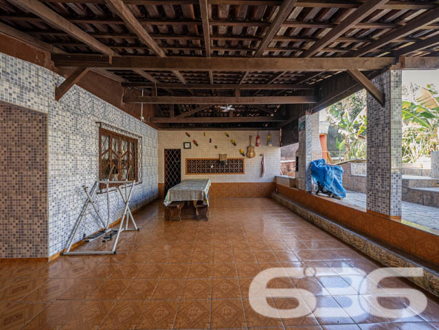 Excelente Residência no Bairro João Costa, Joinville - Conforto e Espaço para Sua Família

Apresentamos esta charmosa casa térrea, localizada no bairro João Costa, em Joinville/SC. Essa residência oferece o conforto e a funcionalidade que sua família merece. Esta propriedade é perfeita para quem busca um lar aconchegante, com espaços amplos e bem distribuídos.

Composição do imóvel:

Dormitórios: 3 quartos amplos e bem iluminados, perfeitos para acomodar sua família com conforto.
Banheiros: 2 banheiros completos, sendo um social e um de apoio na área de festas.
Vagas de Garagem: 5 vagas no total
Sala de Estar: Ambiente aconchegante e espaçoso, com decoração charmosa e iluminação natural abundante.
Cozinha Gourmet: Cozinha completa e mobiliada, ideal para quem gosta de cozinhar e receber amigos e familiares.
Área de Festa: Espaço com churrasqueira, perfeito para momentos de lazer e confraternização, além de contar com um amplo salão de festas.

Construção: Parte da casa em madeira Itaúba, com manta térmica, proporcionando conforto térmico e durabilidade.
Sustentabilidade: Equipado com placas solares, uma opção que alia economia de energia e consciência ambiental.
Portão Eletrônico: Segurança e praticidade no dia a dia.
Localização: Perto de vias de acesso, transporte público, escolas, hospitais e serviços essenciais, oferecendo tudo o que você precisa a poucos minutos de casa.

Sobre a Região:

Bairro: João Costa, um bairro em constante crescimento, com infraestrutura completa e diversas opções de comércio, lazer e serviços.
Ambiente: Rua tranquila, não pavimentada, ideal para quem busca sossego e um ritmo de vida mais calmo.

Essa casa é perfeita para você que valoriza um imóvel espaçoso, bem localizado e com todos os recursos necessários para viver bem. Não perca a chance de conhecer este imóvel incrível. Entre em contato agora mesmo e agende uma visita com um de nossos corretores.
 
636 NEGÓCIOS IMOBILIÁRIOS: A SUA MELHOR ESCOLHA
Com mais de 30 anos de experiência, a 636 Negócios Imobiliários é sua parceira ideal para encontrar o imóvel perfeito. Estamos prontos para ajudá-lo a fazer deste imóvel o seu novo lar.
 
Telefone: (47) 3451-0636
WhatsApp: (47) 99190-0636
 
Não perca esta oportunidade única. Visite nosso site para mais informações: i636.com.br