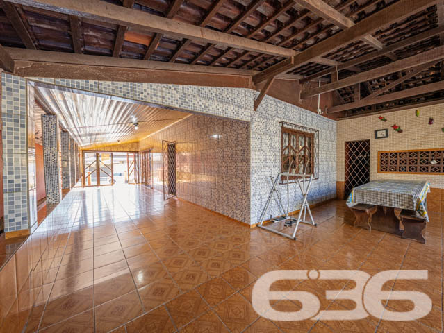 Excelente Residência no Bairro João Costa, Joinville - Conforto e Espaço para Sua Família

Apresentamos esta charmosa casa térrea, localizada no bairro João Costa, em Joinville/SC. Essa residência oferece o conforto e a funcionalidade que sua família merece. Esta propriedade é perfeita para quem busca um lar aconchegante, com espaços amplos e bem distribuídos.

Composição do imóvel:

Dormitórios: 3 quartos amplos e bem iluminados, perfeitos para acomodar sua família com conforto.
Banheiros: 2 banheiros completos, sendo um social e um de apoio na área de festas.
Vagas de Garagem: 5 vagas no total
Sala de Estar: Ambiente aconchegante e espaçoso, com decoração charmosa e iluminação natural abundante.
Cozinha Gourmet: Cozinha completa e mobiliada, ideal para quem gosta de cozinhar e receber amigos e familiares.
Área de Festa: Espaço com churrasqueira, perfeito para momentos de lazer e confraternização, além de contar com um amplo salão de festas.

Construção: Parte da casa em madeira Itaúba, com manta térmica, proporcionando conforto térmico e durabilidade.
Sustentabilidade: Equipado com placas solares, uma opção que alia economia de energia e consciência ambiental.
Portão Eletrônico: Segurança e praticidade no dia a dia.
Localização: Perto de vias de acesso, transporte público, escolas, hospitais e serviços essenciais, oferecendo tudo o que você precisa a poucos minutos de casa.

Sobre a Região:

Bairro: João Costa, um bairro em constante crescimento, com infraestrutura completa e diversas opções de comércio, lazer e serviços.
Ambiente: Rua tranquila, não pavimentada, ideal para quem busca sossego e um ritmo de vida mais calmo.

Essa casa é perfeita para você que valoriza um imóvel espaçoso, bem localizado e com todos os recursos necessários para viver bem. Não perca a chance de conhecer este imóvel incrível. Entre em contato agora mesmo e agende uma visita com um de nossos corretores.
 
636 NEGÓCIOS IMOBILIÁRIOS: A SUA MELHOR ESCOLHA
Com mais de 30 anos de experiência, a 636 Negócios Imobiliários é sua parceira ideal para encontrar o imóvel perfeito. Estamos prontos para ajudá-lo a fazer deste imóvel o seu novo lar.
 
Telefone: (47) 3451-0636
WhatsApp: (47) 99190-0636
 
Não perca esta oportunidade única. Visite nosso site para mais informações: i636.com.br