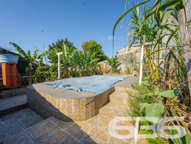Excelente Residência no Bairro João Costa, Joinville - Conforto e Espaço para Sua Família

Apresentamos esta charmosa casa térrea, localizada no bairro João Costa, em Joinville/SC. Essa residência oferece o conforto e a funcionalidade que sua família merece. Esta propriedade é perfeita para quem busca um lar aconchegante, com espaços amplos e bem distribuídos.

Composição do imóvel:

Dormitórios: 3 quartos amplos e bem iluminados, perfeitos para acomodar sua família com conforto.
Banheiros: 2 banheiros completos, sendo um social e um de apoio na área de festas.
Vagas de Garagem: 5 vagas no total
Sala de Estar: Ambiente aconchegante e espaçoso, com decoração charmosa e iluminação natural abundante.
Cozinha Gourmet: Cozinha completa e mobiliada, ideal para quem gosta de cozinhar e receber amigos e familiares.
Área de Festa: Espaço com churrasqueira, perfeito para momentos de lazer e confraternização, além de contar com um amplo salão de festas.

Construção: Parte da casa em madeira Itaúba, com manta térmica, proporcionando conforto térmico e durabilidade.
Sustentabilidade: Equipado com placas solares, uma opção que alia economia de energia e consciência ambiental.
Portão Eletrônico: Segurança e praticidade no dia a dia.
Localização: Perto de vias de acesso, transporte público, escolas, hospitais e serviços essenciais, oferecendo tudo o que você precisa a poucos minutos de casa.

Sobre a Região:

Bairro: João Costa, um bairro em constante crescimento, com infraestrutura completa e diversas opções de comércio, lazer e serviços.
Ambiente: Rua tranquila, não pavimentada, ideal para quem busca sossego e um ritmo de vida mais calmo.

Essa casa é perfeita para você que valoriza um imóvel espaçoso, bem localizado e com todos os recursos necessários para viver bem. Não perca a chance de conhecer este imóvel incrível. Entre em contato agora mesmo e agende uma visita com um de nossos corretores.
 
636 NEGÓCIOS IMOBILIÁRIOS: A SUA MELHOR ESCOLHA
Com mais de 30 anos de experiência, a 636 Negócios Imobiliários é sua parceira ideal para encontrar o imóvel perfeito. Estamos prontos para ajudá-lo a fazer deste imóvel o seu novo lar.
 
Telefone: (47) 3451-0636
WhatsApp: (47) 99190-0636
 
Não perca esta oportunidade única. Visite nosso site para mais informações: i636.com.br