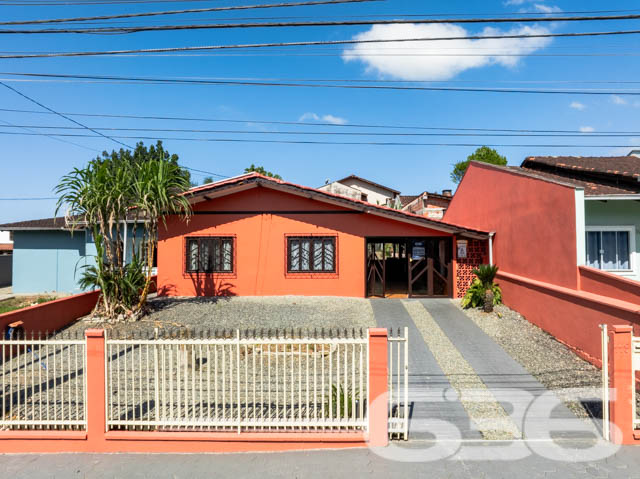 Excelente Residência no Bairro João Costa, Joinville - Conforto e Espaço para Sua Família

Apresentamos esta charmosa casa térrea, localizada no bairro João Costa, em Joinville/SC. Essa residência oferece o conforto e a funcionalidade que sua família merece. Esta propriedade é perfeita para quem busca um lar aconchegante, com espaços amplos e bem distribuídos.

Composição do imóvel:

Dormitórios: 3 quartos amplos e bem iluminados, perfeitos para acomodar sua família com conforto.
Banheiros: 2 banheiros completos, sendo um social e um de apoio na área de festas.
Vagas de Garagem: 5 vagas no total
Sala de Estar: Ambiente aconchegante e espaçoso, com decoração charmosa e iluminação natural abundante.
Cozinha Gourmet: Cozinha completa e mobiliada, ideal para quem gosta de cozinhar e receber amigos e familiares.
Área de Festa: Espaço com churrasqueira, perfeito para momentos de lazer e confraternização, além de contar com um amplo salão de festas.

Construção: Parte da casa em madeira Itaúba, com manta térmica, proporcionando conforto térmico e durabilidade.
Sustentabilidade: Equipado com placas solares, uma opção que alia economia de energia e consciência ambiental.
Portão Eletrônico: Segurança e praticidade no dia a dia.
Localização: Perto de vias de acesso, transporte público, escolas, hospitais e serviços essenciais, oferecendo tudo o que você precisa a poucos minutos de casa.

Sobre a Região:

Bairro: João Costa, um bairro em constante crescimento, com infraestrutura completa e diversas opções de comércio, lazer e serviços.
Ambiente: Rua tranquila, não pavimentada, ideal para quem busca sossego e um ritmo de vida mais calmo.

Essa casa é perfeita para você que valoriza um imóvel espaçoso, bem localizado e com todos os recursos necessários para viver bem. Não perca a chance de conhecer este imóvel incrível. Entre em contato agora mesmo e agende uma visita com um de nossos corretores.
 
636 NEGÓCIOS IMOBILIÁRIOS: A SUA MELHOR ESCOLHA
Com mais de 30 anos de experiência, a 636 Negócios Imobiliários é sua parceira ideal para encontrar o imóvel perfeito. Estamos prontos para ajudá-lo a fazer deste imóvel o seu novo lar.
 
Telefone: (47) 3451-0636
WhatsApp: (47) 99190-0636
 
Não perca esta oportunidade única. Visite nosso site para mais informações: i636.com.br