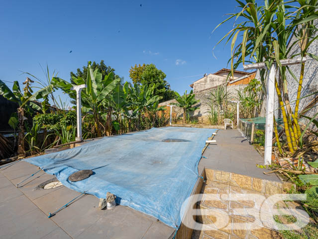 Excelente Residência no Bairro João Costa, Joinville - Conforto e Espaço para Sua Família

Apresentamos esta charmosa casa térrea, localizada no bairro João Costa, em Joinville/SC. Essa residência oferece o conforto e a funcionalidade que sua família merece. Esta propriedade é perfeita para quem busca um lar aconchegante, com espaços amplos e bem distribuídos.

Composição do imóvel:

Dormitórios: 3 quartos amplos e bem iluminados, perfeitos para acomodar sua família com conforto.
Banheiros: 2 banheiros completos, sendo um social e um de apoio na área de festas.
Vagas de Garagem: 5 vagas no total
Sala de Estar: Ambiente aconchegante e espaçoso, com decoração charmosa e iluminação natural abundante.
Cozinha Gourmet: Cozinha completa e mobiliada, ideal para quem gosta de cozinhar e receber amigos e familiares.
Área de Festa: Espaço com churrasqueira, perfeito para momentos de lazer e confraternização, além de contar com um amplo salão de festas.

Construção: Parte da casa em madeira Itaúba, com manta térmica, proporcionando conforto térmico e durabilidade.
Sustentabilidade: Equipado com placas solares, uma opção que alia economia de energia e consciência ambiental.
Portão Eletrônico: Segurança e praticidade no dia a dia.
Localização: Perto de vias de acesso, transporte público, escolas, hospitais e serviços essenciais, oferecendo tudo o que você precisa a poucos minutos de casa.

Sobre a Região:

Bairro: João Costa, um bairro em constante crescimento, com infraestrutura completa e diversas opções de comércio, lazer e serviços.
Ambiente: Rua tranquila, não pavimentada, ideal para quem busca sossego e um ritmo de vida mais calmo.

Essa casa é perfeita para você que valoriza um imóvel espaçoso, bem localizado e com todos os recursos necessários para viver bem. Não perca a chance de conhecer este imóvel incrível. Entre em contato agora mesmo e agende uma visita com um de nossos corretores.
 
636 NEGÓCIOS IMOBILIÁRIOS: A SUA MELHOR ESCOLHA
Com mais de 30 anos de experiência, a 636 Negócios Imobiliários é sua parceira ideal para encontrar o imóvel perfeito. Estamos prontos para ajudá-lo a fazer deste imóvel o seu novo lar.
 
Telefone: (47) 3451-0636
WhatsApp: (47) 99190-0636
 
Não perca esta oportunidade única. Visite nosso site para mais informações: i636.com.br