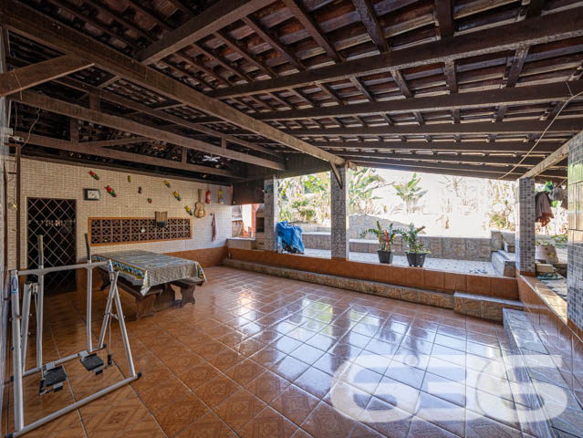 Excelente Residência no Bairro João Costa, Joinville - Conforto e Espaço para Sua Família

Apresentamos esta charmosa casa térrea, localizada no bairro João Costa, em Joinville/SC. Essa residência oferece o conforto e a funcionalidade que sua família merece. Esta propriedade é perfeita para quem busca um lar aconchegante, com espaços amplos e bem distribuídos.

Composição do imóvel:

Dormitórios: 3 quartos amplos e bem iluminados, perfeitos para acomodar sua família com conforto.
Banheiros: 2 banheiros completos, sendo um social e um de apoio na área de festas.
Vagas de Garagem: 5 vagas no total
Sala de Estar: Ambiente aconchegante e espaçoso, com decoração charmosa e iluminação natural abundante.
Cozinha Gourmet: Cozinha completa e mobiliada, ideal para quem gosta de cozinhar e receber amigos e familiares.
Área de Festa: Espaço com churrasqueira, perfeito para momentos de lazer e confraternização, além de contar com um amplo salão de festas.

Construção: Parte da casa em madeira Itaúba, com manta térmica, proporcionando conforto térmico e durabilidade.
Sustentabilidade: Equipado com placas solares, uma opção que alia economia de energia e consciência ambiental.
Portão Eletrônico: Segurança e praticidade no dia a dia.
Localização: Perto de vias de acesso, transporte público, escolas, hospitais e serviços essenciais, oferecendo tudo o que você precisa a poucos minutos de casa.

Sobre a Região:

Bairro: João Costa, um bairro em constante crescimento, com infraestrutura completa e diversas opções de comércio, lazer e serviços.
Ambiente: Rua tranquila, não pavimentada, ideal para quem busca sossego e um ritmo de vida mais calmo.

Essa casa é perfeita para você que valoriza um imóvel espaçoso, bem localizado e com todos os recursos necessários para viver bem. Não perca a chance de conhecer este imóvel incrível. Entre em contato agora mesmo e agende uma visita com um de nossos corretores.
 
636 NEGÓCIOS IMOBILIÁRIOS: A SUA MELHOR ESCOLHA
Com mais de 30 anos de experiência, a 636 Negócios Imobiliários é sua parceira ideal para encontrar o imóvel perfeito. Estamos prontos para ajudá-lo a fazer deste imóvel o seu novo lar.
 
Telefone: (47) 3451-0636
WhatsApp: (47) 99190-0636
 
Não perca esta oportunidade única. Visite nosso site para mais informações: i636.com.br