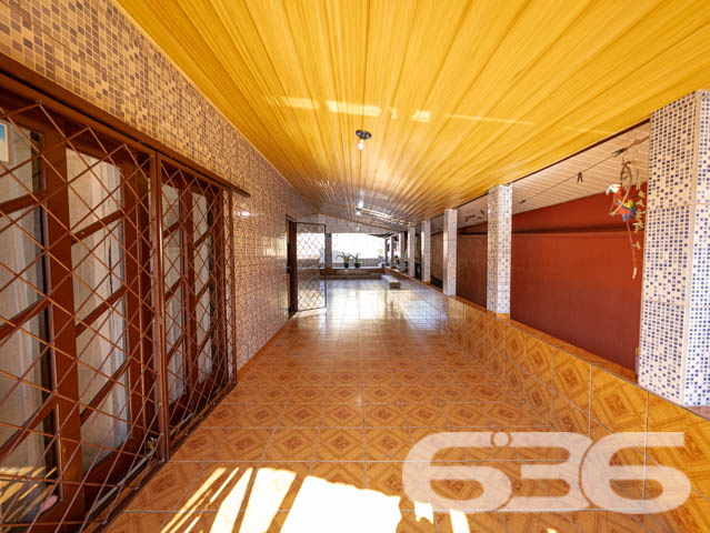 Excelente Residência no Bairro João Costa, Joinville - Conforto e Espaço para Sua Família

Apresentamos esta charmosa casa térrea, localizada no bairro João Costa, em Joinville/SC. Essa residência oferece o conforto e a funcionalidade que sua família merece. Esta propriedade é perfeita para quem busca um lar aconchegante, com espaços amplos e bem distribuídos.

Composição do imóvel:

Dormitórios: 3 quartos amplos e bem iluminados, perfeitos para acomodar sua família com conforto.
Banheiros: 2 banheiros completos, sendo um social e um de apoio na área de festas.
Vagas de Garagem: 5 vagas no total
Sala de Estar: Ambiente aconchegante e espaçoso, com decoração charmosa e iluminação natural abundante.
Cozinha Gourmet: Cozinha completa e mobiliada, ideal para quem gosta de cozinhar e receber amigos e familiares.
Área de Festa: Espaço com churrasqueira, perfeito para momentos de lazer e confraternização, além de contar com um amplo salão de festas.

Construção: Parte da casa em madeira Itaúba, com manta térmica, proporcionando conforto térmico e durabilidade.
Sustentabilidade: Equipado com placas solares, uma opção que alia economia de energia e consciência ambiental.
Portão Eletrônico: Segurança e praticidade no dia a dia.
Localização: Perto de vias de acesso, transporte público, escolas, hospitais e serviços essenciais, oferecendo tudo o que você precisa a poucos minutos de casa.

Sobre a Região:

Bairro: João Costa, um bairro em constante crescimento, com infraestrutura completa e diversas opções de comércio, lazer e serviços.
Ambiente: Rua tranquila, não pavimentada, ideal para quem busca sossego e um ritmo de vida mais calmo.

Essa casa é perfeita para você que valoriza um imóvel espaçoso, bem localizado e com todos os recursos necessários para viver bem. Não perca a chance de conhecer este imóvel incrível. Entre em contato agora mesmo e agende uma visita com um de nossos corretores.
 
636 NEGÓCIOS IMOBILIÁRIOS: A SUA MELHOR ESCOLHA
Com mais de 30 anos de experiência, a 636 Negócios Imobiliários é sua parceira ideal para encontrar o imóvel perfeito. Estamos prontos para ajudá-lo a fazer deste imóvel o seu novo lar.
 
Telefone: (47) 3451-0636
WhatsApp: (47) 99190-0636
 
Não perca esta oportunidade única. Visite nosso site para mais informações: i636.com.br
