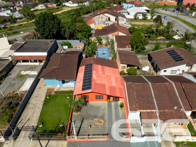 Excelente Residência no Bairro João Costa, Joinville - Conforto e Espaço para Sua Família

Apresentamos esta charmosa casa térrea, localizada no bairro João Costa, em Joinville/SC. Essa residência oferece o conforto e a funcionalidade que sua família merece. Esta propriedade é perfeita para quem busca um lar aconchegante, com espaços amplos e bem distribuídos.

Composição do imóvel:

Dormitórios: 3 quartos amplos e bem iluminados, perfeitos para acomodar sua família com conforto.
Banheiros: 2 banheiros completos, sendo um social e um de apoio na área de festas.
Vagas de Garagem: 5 vagas no total
Sala de Estar: Ambiente aconchegante e espaçoso, com decoração charmosa e iluminação natural abundante.
Cozinha Gourmet: Cozinha completa e mobiliada, ideal para quem gosta de cozinhar e receber amigos e familiares.
Área de Festa: Espaço com churrasqueira, perfeito para momentos de lazer e confraternização, além de contar com um amplo salão de festas.

Construção: Parte da casa em madeira Itaúba, com manta térmica, proporcionando conforto térmico e durabilidade.
Sustentabilidade: Equipado com placas solares, uma opção que alia economia de energia e consciência ambiental.
Portão Eletrônico: Segurança e praticidade no dia a dia.
Localização: Perto de vias de acesso, transporte público, escolas, hospitais e serviços essenciais, oferecendo tudo o que você precisa a poucos minutos de casa.

Sobre a Região:

Bairro: João Costa, um bairro em constante crescimento, com infraestrutura completa e diversas opções de comércio, lazer e serviços.
Ambiente: Rua tranquila, não pavimentada, ideal para quem busca sossego e um ritmo de vida mais calmo.

Essa casa é perfeita para você que valoriza um imóvel espaçoso, bem localizado e com todos os recursos necessários para viver bem. Não perca a chance de conhecer este imóvel incrível. Entre em contato agora mesmo e agende uma visita com um de nossos corretores.
 
636 NEGÓCIOS IMOBILIÁRIOS: A SUA MELHOR ESCOLHA
Com mais de 30 anos de experiência, a 636 Negócios Imobiliários é sua parceira ideal para encontrar o imóvel perfeito. Estamos prontos para ajudá-lo a fazer deste imóvel o seu novo lar.
 
Telefone: (47) 3451-0636
WhatsApp: (47) 99190-0636
 
Não perca esta oportunidade única. Visite nosso site para mais informações: i636.com.br