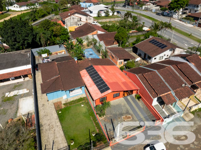 Excelente Residência no Bairro João Costa, Joinville - Conforto e Espaço para Sua Família

Apresentamos esta charmosa casa térrea, localizada no bairro João Costa, em Joinville/SC. Essa residência oferece o conforto e a funcionalidade que sua família merece. Esta propriedade é perfeita para quem busca um lar aconchegante, com espaços amplos e bem distribuídos.

Composição do imóvel:

Dormitórios: 3 quartos amplos e bem iluminados, perfeitos para acomodar sua família com conforto.
Banheiros: 2 banheiros completos, sendo um social e um de apoio na área de festas.
Vagas de Garagem: 5 vagas no total
Sala de Estar: Ambiente aconchegante e espaçoso, com decoração charmosa e iluminação natural abundante.
Cozinha Gourmet: Cozinha completa e mobiliada, ideal para quem gosta de cozinhar e receber amigos e familiares.
Área de Festa: Espaço com churrasqueira, perfeito para momentos de lazer e confraternização, além de contar com um amplo salão de festas.

Construção: Parte da casa em madeira Itaúba, com manta térmica, proporcionando conforto térmico e durabilidade.
Sustentabilidade: Equipado com placas solares, uma opção que alia economia de energia e consciência ambiental.
Portão Eletrônico: Segurança e praticidade no dia a dia.
Localização: Perto de vias de acesso, transporte público, escolas, hospitais e serviços essenciais, oferecendo tudo o que você precisa a poucos minutos de casa.

Sobre a Região:

Bairro: João Costa, um bairro em constante crescimento, com infraestrutura completa e diversas opções de comércio, lazer e serviços.
Ambiente: Rua tranquila, não pavimentada, ideal para quem busca sossego e um ritmo de vida mais calmo.

Essa casa é perfeita para você que valoriza um imóvel espaçoso, bem localizado e com todos os recursos necessários para viver bem. Não perca a chance de conhecer este imóvel incrível. Entre em contato agora mesmo e agende uma visita com um de nossos corretores.
 
636 NEGÓCIOS IMOBILIÁRIOS: A SUA MELHOR ESCOLHA
Com mais de 30 anos de experiência, a 636 Negócios Imobiliários é sua parceira ideal para encontrar o imóvel perfeito. Estamos prontos para ajudá-lo a fazer deste imóvel o seu novo lar.
 
Telefone: (47) 3451-0636
WhatsApp: (47) 99190-0636
 
Não perca esta oportunidade única. Visite nosso site para mais informações: i636.com.br