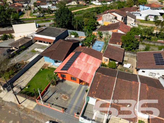Excelente Residência no Bairro João Costa, Joinville - Conforto e Espaço para Sua Família

Apresentamos esta charmosa casa térrea, localizada no bairro João Costa, em Joinville/SC. Essa residência oferece o conforto e a funcionalidade que sua família merece. Esta propriedade é perfeita para quem busca um lar aconchegante, com espaços amplos e bem distribuídos.

Composição do imóvel:

Dormitórios: 3 quartos amplos e bem iluminados, perfeitos para acomodar sua família com conforto.
Banheiros: 2 banheiros completos, sendo um social e um de apoio na área de festas.
Vagas de Garagem: 5 vagas no total
Sala de Estar: Ambiente aconchegante e espaçoso, com decoração charmosa e iluminação natural abundante.
Cozinha Gourmet: Cozinha completa e mobiliada, ideal para quem gosta de cozinhar e receber amigos e familiares.
Área de Festa: Espaço com churrasqueira, perfeito para momentos de lazer e confraternização, além de contar com um amplo salão de festas.

Construção: Parte da casa em madeira Itaúba, com manta térmica, proporcionando conforto térmico e durabilidade.
Sustentabilidade: Equipado com placas solares, uma opção que alia economia de energia e consciência ambiental.
Portão Eletrônico: Segurança e praticidade no dia a dia.
Localização: Perto de vias de acesso, transporte público, escolas, hospitais e serviços essenciais, oferecendo tudo o que você precisa a poucos minutos de casa.

Sobre a Região:

Bairro: João Costa, um bairro em constante crescimento, com infraestrutura completa e diversas opções de comércio, lazer e serviços.
Ambiente: Rua tranquila, não pavimentada, ideal para quem busca sossego e um ritmo de vida mais calmo.

Essa casa é perfeita para você que valoriza um imóvel espaçoso, bem localizado e com todos os recursos necessários para viver bem. Não perca a chance de conhecer este imóvel incrível. Entre em contato agora mesmo e agende uma visita com um de nossos corretores.
 
636 NEGÓCIOS IMOBILIÁRIOS: A SUA MELHOR ESCOLHA
Com mais de 30 anos de experiência, a 636 Negócios Imobiliários é sua parceira ideal para encontrar o imóvel perfeito. Estamos prontos para ajudá-lo a fazer deste imóvel o seu novo lar.
 
Telefone: (47) 3451-0636
WhatsApp: (47) 99190-0636
 
Não perca esta oportunidade única. Visite nosso site para mais informações: i636.com.br