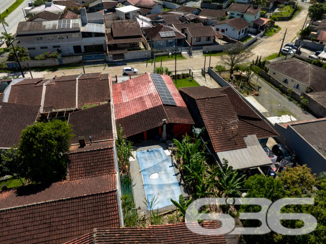 Excelente Residência no Bairro João Costa, Joinville - Conforto e Espaço para Sua Família

Apresentamos esta charmosa casa térrea, localizada no bairro João Costa, em Joinville/SC. Essa residência oferece o conforto e a funcionalidade que sua família merece. Esta propriedade é perfeita para quem busca um lar aconchegante, com espaços amplos e bem distribuídos.

Composição do imóvel:

Dormitórios: 3 quartos amplos e bem iluminados, perfeitos para acomodar sua família com conforto.
Banheiros: 2 banheiros completos, sendo um social e um de apoio na área de festas.
Vagas de Garagem: 5 vagas no total
Sala de Estar: Ambiente aconchegante e espaçoso, com decoração charmosa e iluminação natural abundante.
Cozinha Gourmet: Cozinha completa e mobiliada, ideal para quem gosta de cozinhar e receber amigos e familiares.
Área de Festa: Espaço com churrasqueira, perfeito para momentos de lazer e confraternização, além de contar com um amplo salão de festas.

Construção: Parte da casa em madeira Itaúba, com manta térmica, proporcionando conforto térmico e durabilidade.
Sustentabilidade: Equipado com placas solares, uma opção que alia economia de energia e consciência ambiental.
Portão Eletrônico: Segurança e praticidade no dia a dia.
Localização: Perto de vias de acesso, transporte público, escolas, hospitais e serviços essenciais, oferecendo tudo o que você precisa a poucos minutos de casa.

Sobre a Região:

Bairro: João Costa, um bairro em constante crescimento, com infraestrutura completa e diversas opções de comércio, lazer e serviços.
Ambiente: Rua tranquila, não pavimentada, ideal para quem busca sossego e um ritmo de vida mais calmo.

Essa casa é perfeita para você que valoriza um imóvel espaçoso, bem localizado e com todos os recursos necessários para viver bem. Não perca a chance de conhecer este imóvel incrível. Entre em contato agora mesmo e agende uma visita com um de nossos corretores.
 
636 NEGÓCIOS IMOBILIÁRIOS: A SUA MELHOR ESCOLHA
Com mais de 30 anos de experiência, a 636 Negócios Imobiliários é sua parceira ideal para encontrar o imóvel perfeito. Estamos prontos para ajudá-lo a fazer deste imóvel o seu novo lar.
 
Telefone: (47) 3451-0636
WhatsApp: (47) 99190-0636
 
Não perca esta oportunidade única. Visite nosso site para mais informações: i636.com.br