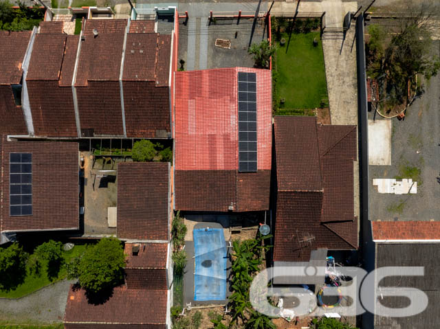 Excelente Residência no Bairro João Costa, Joinville - Conforto e Espaço para Sua Família

Apresentamos esta charmosa casa térrea, localizada no bairro João Costa, em Joinville/SC. Essa residência oferece o conforto e a funcionalidade que sua família merece. Esta propriedade é perfeita para quem busca um lar aconchegante, com espaços amplos e bem distribuídos.

Composição do imóvel:

Dormitórios: 3 quartos amplos e bem iluminados, perfeitos para acomodar sua família com conforto.
Banheiros: 2 banheiros completos, sendo um social e um de apoio na área de festas.
Vagas de Garagem: 5 vagas no total
Sala de Estar: Ambiente aconchegante e espaçoso, com decoração charmosa e iluminação natural abundante.
Cozinha Gourmet: Cozinha completa e mobiliada, ideal para quem gosta de cozinhar e receber amigos e familiares.
Área de Festa: Espaço com churrasqueira, perfeito para momentos de lazer e confraternização, além de contar com um amplo salão de festas.

Construção: Parte da casa em madeira Itaúba, com manta térmica, proporcionando conforto térmico e durabilidade.
Sustentabilidade: Equipado com placas solares, uma opção que alia economia de energia e consciência ambiental.
Portão Eletrônico: Segurança e praticidade no dia a dia.
Localização: Perto de vias de acesso, transporte público, escolas, hospitais e serviços essenciais, oferecendo tudo o que você precisa a poucos minutos de casa.

Sobre a Região:

Bairro: João Costa, um bairro em constante crescimento, com infraestrutura completa e diversas opções de comércio, lazer e serviços.
Ambiente: Rua tranquila, não pavimentada, ideal para quem busca sossego e um ritmo de vida mais calmo.

Essa casa é perfeita para você que valoriza um imóvel espaçoso, bem localizado e com todos os recursos necessários para viver bem. Não perca a chance de conhecer este imóvel incrível. Entre em contato agora mesmo e agende uma visita com um de nossos corretores.
 
636 NEGÓCIOS IMOBILIÁRIOS: A SUA MELHOR ESCOLHA
Com mais de 30 anos de experiência, a 636 Negócios Imobiliários é sua parceira ideal para encontrar o imóvel perfeito. Estamos prontos para ajudá-lo a fazer deste imóvel o seu novo lar.
 
Telefone: (47) 3451-0636
WhatsApp: (47) 99190-0636
 
Não perca esta oportunidade única. Visite nosso site para mais informações: i636.com.br