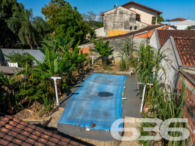 Excelente Residência no Bairro João Costa, Joinville - Conforto e Espaço para Sua Família

Apresentamos esta charmosa casa térrea, localizada no bairro João Costa, em Joinville/SC. Essa residência oferece o conforto e a funcionalidade que sua família merece. Esta propriedade é perfeita para quem busca um lar aconchegante, com espaços amplos e bem distribuídos.

Composição do imóvel:

Dormitórios: 3 quartos amplos e bem iluminados, perfeitos para acomodar sua família com conforto.
Banheiros: 2 banheiros completos, sendo um social e um de apoio na área de festas.
Vagas de Garagem: 5 vagas no total
Sala de Estar: Ambiente aconchegante e espaçoso, com decoração charmosa e iluminação natural abundante.
Cozinha Gourmet: Cozinha completa e mobiliada, ideal para quem gosta de cozinhar e receber amigos e familiares.
Área de Festa: Espaço com churrasqueira, perfeito para momentos de lazer e confraternização, além de contar com um amplo salão de festas.

Construção: Parte da casa em madeira Itaúba, com manta térmica, proporcionando conforto térmico e durabilidade.
Sustentabilidade: Equipado com placas solares, uma opção que alia economia de energia e consciência ambiental.
Portão Eletrônico: Segurança e praticidade no dia a dia.
Localização: Perto de vias de acesso, transporte público, escolas, hospitais e serviços essenciais, oferecendo tudo o que você precisa a poucos minutos de casa.

Sobre a Região:

Bairro: João Costa, um bairro em constante crescimento, com infraestrutura completa e diversas opções de comércio, lazer e serviços.
Ambiente: Rua tranquila, não pavimentada, ideal para quem busca sossego e um ritmo de vida mais calmo.

Essa casa é perfeita para você que valoriza um imóvel espaçoso, bem localizado e com todos os recursos necessários para viver bem. Não perca a chance de conhecer este imóvel incrível. Entre em contato agora mesmo e agende uma visita com um de nossos corretores.
 
636 NEGÓCIOS IMOBILIÁRIOS: A SUA MELHOR ESCOLHA
Com mais de 30 anos de experiência, a 636 Negócios Imobiliários é sua parceira ideal para encontrar o imóvel perfeito. Estamos prontos para ajudá-lo a fazer deste imóvel o seu novo lar.
 
Telefone: (47) 3451-0636
WhatsApp: (47) 99190-0636
 
Não perca esta oportunidade única. Visite nosso site para mais informações: i636.com.br