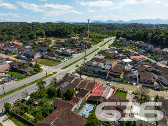 Excelente Residência no Bairro João Costa, Joinville - Conforto e Espaço para Sua Família

Apresentamos esta charmosa casa térrea, localizada no bairro João Costa, em Joinville/SC. Essa residência oferece o conforto e a funcionalidade que sua família merece. Esta propriedade é perfeita para quem busca um lar aconchegante, com espaços amplos e bem distribuídos.

Composição do imóvel:

Dormitórios: 3 quartos amplos e bem iluminados, perfeitos para acomodar sua família com conforto.
Banheiros: 2 banheiros completos, sendo um social e um de apoio na área de festas.
Vagas de Garagem: 5 vagas no total
Sala de Estar: Ambiente aconchegante e espaçoso, com decoração charmosa e iluminação natural abundante.
Cozinha Gourmet: Cozinha completa e mobiliada, ideal para quem gosta de cozinhar e receber amigos e familiares.
Área de Festa: Espaço com churrasqueira, perfeito para momentos de lazer e confraternização, além de contar com um amplo salão de festas.

Construção: Parte da casa em madeira Itaúba, com manta térmica, proporcionando conforto térmico e durabilidade.
Sustentabilidade: Equipado com placas solares, uma opção que alia economia de energia e consciência ambiental.
Portão Eletrônico: Segurança e praticidade no dia a dia.
Localização: Perto de vias de acesso, transporte público, escolas, hospitais e serviços essenciais, oferecendo tudo o que você precisa a poucos minutos de casa.

Sobre a Região:

Bairro: João Costa, um bairro em constante crescimento, com infraestrutura completa e diversas opções de comércio, lazer e serviços.
Ambiente: Rua tranquila, não pavimentada, ideal para quem busca sossego e um ritmo de vida mais calmo.

Essa casa é perfeita para você que valoriza um imóvel espaçoso, bem localizado e com todos os recursos necessários para viver bem. Não perca a chance de conhecer este imóvel incrível. Entre em contato agora mesmo e agende uma visita com um de nossos corretores.
 
636 NEGÓCIOS IMOBILIÁRIOS: A SUA MELHOR ESCOLHA
Com mais de 30 anos de experiência, a 636 Negócios Imobiliários é sua parceira ideal para encontrar o imóvel perfeito. Estamos prontos para ajudá-lo a fazer deste imóvel o seu novo lar.
 
Telefone: (47) 3451-0636
WhatsApp: (47) 99190-0636
 
Não perca esta oportunidade única. Visite nosso site para mais informações: i636.com.br