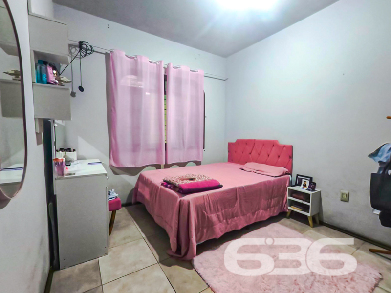 Residência térrea com terreno amplo à venda no Parque Guarani – Joinville/SC

Se você procura uma casa espaçosa, bem construída e com grande potencial de valorização, esta é a sua oportunidade. Localizada no bairro Parque Guarani, esta residência térrea padrão foi construída com laje e oferece cômodos amplos e confortáveis em um terreno plano de 375m². Estuda permuta.

A casa possui 160m² de área e é composta por 3 dormitórios, sendo 1 suíte generosa, além de 2 banheiros sociais bem distribuídos. A sala de estar é ampla e iluminada, ideal para reunir a família. A cozinha gourmet é um verdadeiro destaque, equipada com móveis planejados modernos, integrada à copa e com acesso direto à área externa.

Nos fundos, um amplo quintal revestido em pedra brita oferece inúmeras possibilidades de uso – desde a construção de uma área de festas até a instalação de piscina ou edícula. O espaço já conta com estrutura de pergolado e conexão à internet por fibra, garantindo praticidade para quem deseja integrar lazer e trabalho no conforto de casa.

A residência ainda dispõe de 3 vagas de garagem cobertas e 3 descobertas, portão eletrônico, grades, áreas de serviço, despensa, jardim e estrutura pronta para animais de estimação. 

A localização é tranquila e próxima a tudo o que você precisa: transporte público, escolas, hospitais, comércios e vias de acesso. Um bairro com crescimento planejado e grande potencial para investimento.

Entre em contato com a 636 Negócios Imobiliários e agende uma visita. Essa pode ser a casa ideal para sua família ou seu próximo investimento!
 
636 NEGÓCIOS IMOBILIÁRIOS: A SUA MELHOR ESCOLHA
Com mais de 30 anos de experiência, a 636 Negócios Imobiliários é sua parceira ideal para encontrar o imóvel perfeito. Estamos prontos para ajudá-lo a fazer deste imóvel o seu novo lar.
 
Telefone: (47) 3451-0636
WhatsApp: (47) 99190-0636
 
Não perca esta oportunidade única. Visite nosso site para mais informações: i636.com.br
