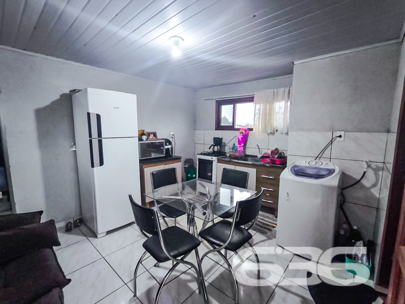 Residência térrea com terreno amplo à venda no Parque Guarani – Joinville/SC

Se você procura uma casa espaçosa, bem construída e com grande potencial de valorização, esta é a sua oportunidade. Localizada no bairro Parque Guarani, esta residência térrea padrão foi construída com laje e oferece cômodos amplos e confortáveis em um terreno plano de 375m². Estuda permuta.

A casa possui 160m² de área e é composta por 3 dormitórios, sendo 1 suíte generosa, além de 2 banheiros sociais bem distribuídos. A sala de estar é ampla e iluminada, ideal para reunir a família. A cozinha gourmet é um verdadeiro destaque, equipada com móveis planejados modernos, integrada à copa e com acesso direto à área externa.

Nos fundos, um amplo quintal revestido em pedra brita oferece inúmeras possibilidades de uso – desde a construção de uma área de festas até a instalação de piscina ou edícula. O espaço já conta com estrutura de pergolado e conexão à internet por fibra, garantindo praticidade para quem deseja integrar lazer e trabalho no conforto de casa.

A residência ainda dispõe de 3 vagas de garagem cobertas e 3 descobertas, portão eletrônico, grades, áreas de serviço, despensa, jardim e estrutura pronta para animais de estimação. 

A localização é tranquila e próxima a tudo o que você precisa: transporte público, escolas, hospitais, comércios e vias de acesso. Um bairro com crescimento planejado e grande potencial para investimento.

Entre em contato com a 636 Negócios Imobiliários e agende uma visita. Essa pode ser a casa ideal para sua família ou seu próximo investimento!
 
636 NEGÓCIOS IMOBILIÁRIOS: A SUA MELHOR ESCOLHA
Com mais de 30 anos de experiência, a 636 Negócios Imobiliários é sua parceira ideal para encontrar o imóvel perfeito. Estamos prontos para ajudá-lo a fazer deste imóvel o seu novo lar.
 
Telefone: (47) 3451-0636
WhatsApp: (47) 99190-0636
 
Não perca esta oportunidade única. Visite nosso site para mais informações: i636.com.br