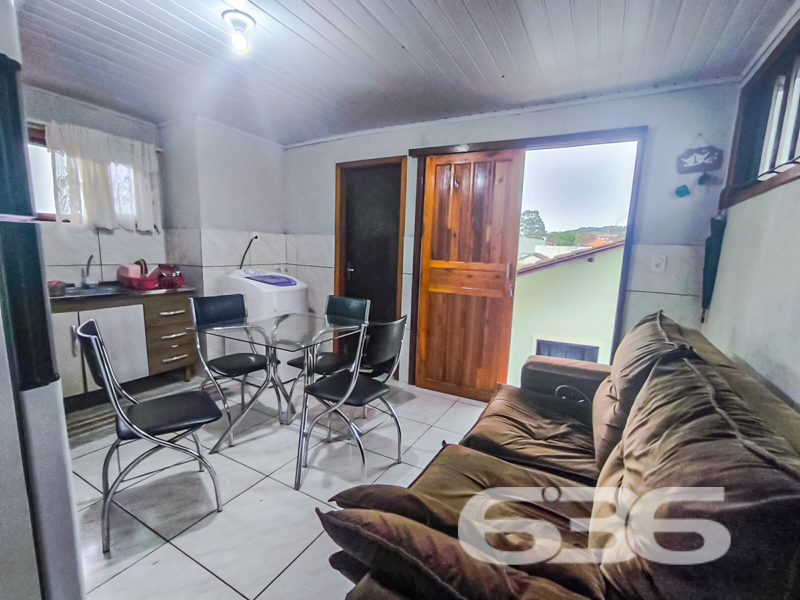 Residência térrea com terreno amplo à venda no Parque Guarani – Joinville/SC

Se você procura uma casa espaçosa, bem construída e com grande potencial de valorização, esta é a sua oportunidade. Localizada no bairro Parque Guarani, esta residência térrea padrão foi construída com laje e oferece cômodos amplos e confortáveis em um terreno plano de 375m². Estuda permuta.

A casa possui 160m² de área e é composta por 3 dormitórios, sendo 1 suíte generosa, além de 2 banheiros sociais bem distribuídos. A sala de estar é ampla e iluminada, ideal para reunir a família. A cozinha gourmet é um verdadeiro destaque, equipada com móveis planejados modernos, integrada à copa e com acesso direto à área externa.

Nos fundos, um amplo quintal revestido em pedra brita oferece inúmeras possibilidades de uso – desde a construção de uma área de festas até a instalação de piscina ou edícula. O espaço já conta com estrutura de pergolado e conexão à internet por fibra, garantindo praticidade para quem deseja integrar lazer e trabalho no conforto de casa.

A residência ainda dispõe de 3 vagas de garagem cobertas e 3 descobertas, portão eletrônico, grades, áreas de serviço, despensa, jardim e estrutura pronta para animais de estimação. 

A localização é tranquila e próxima a tudo o que você precisa: transporte público, escolas, hospitais, comércios e vias de acesso. Um bairro com crescimento planejado e grande potencial para investimento.

Entre em contato com a 636 Negócios Imobiliários e agende uma visita. Essa pode ser a casa ideal para sua família ou seu próximo investimento!
 
636 NEGÓCIOS IMOBILIÁRIOS: A SUA MELHOR ESCOLHA
Com mais de 30 anos de experiência, a 636 Negócios Imobiliários é sua parceira ideal para encontrar o imóvel perfeito. Estamos prontos para ajudá-lo a fazer deste imóvel o seu novo lar.
 
Telefone: (47) 3451-0636
WhatsApp: (47) 99190-0636
 
Não perca esta oportunidade única. Visite nosso site para mais informações: i636.com.br