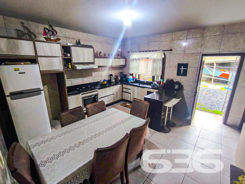Residência térrea com terreno amplo à venda no Parque Guarani – Joinville/SC

Se você procura uma casa espaçosa, bem construída e com grande potencial de valorização, esta é a sua oportunidade. Localizada no bairro Parque Guarani, esta residência térrea padrão foi construída com laje e oferece cômodos amplos e confortáveis em um terreno plano de 375m². Estuda permuta.

A casa possui 160m² de área e é composta por 3 dormitórios, sendo 1 suíte generosa, além de 2 banheiros sociais bem distribuídos. A sala de estar é ampla e iluminada, ideal para reunir a família. A cozinha gourmet é um verdadeiro destaque, equipada com móveis planejados modernos, integrada à copa e com acesso direto à área externa.

Nos fundos, um amplo quintal revestido em pedra brita oferece inúmeras possibilidades de uso – desde a construção de uma área de festas até a instalação de piscina ou edícula. O espaço já conta com estrutura de pergolado e conexão à internet por fibra, garantindo praticidade para quem deseja integrar lazer e trabalho no conforto de casa.

A residência ainda dispõe de 3 vagas de garagem cobertas e 3 descobertas, portão eletrônico, grades, áreas de serviço, despensa, jardim e estrutura pronta para animais de estimação. 

A localização é tranquila e próxima a tudo o que você precisa: transporte público, escolas, hospitais, comércios e vias de acesso. Um bairro com crescimento planejado e grande potencial para investimento.

Entre em contato com a 636 Negócios Imobiliários e agende uma visita. Essa pode ser a casa ideal para sua família ou seu próximo investimento!
 
636 NEGÓCIOS IMOBILIÁRIOS: A SUA MELHOR ESCOLHA
Com mais de 30 anos de experiência, a 636 Negócios Imobiliários é sua parceira ideal para encontrar o imóvel perfeito. Estamos prontos para ajudá-lo a fazer deste imóvel o seu novo lar.
 
Telefone: (47) 3451-0636
WhatsApp: (47) 99190-0636
 
Não perca esta oportunidade única. Visite nosso site para mais informações: i636.com.br