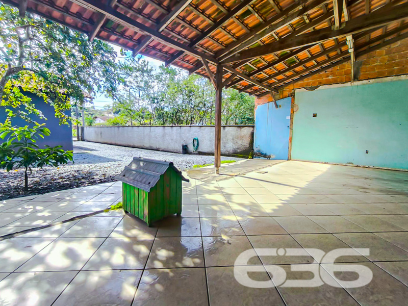 Oportunidade em Nova Brasília – Residência térrea com terreno amplo, jardim encantador e pronta para morar!
Se você está em busca de um imóvel aconchegante, funcional e com excelente aproveitamento de terreno em Joinville/SC, esta casa no bairro Nova Brasília é a escolha certa!
Com 62,11m² de área, esta charmosa residência térrea foi pensada para proporcionar conforto e praticidade. O imóvel está inserido em um terreno plano com 360m², todo murado, com ótima face leste, ideal para quem valoriza iluminação natural logo ao amanhecer.
Ao entrar, você é recebido por uma agradável sala de estar integrada à sala de jantar, perfeita para reunir a família. A cozinha gourmet, com móveis planejados que permanecem no imóvel, é um convite para quem gosta de cozinhar com praticidade e bom gosto.
Com 2 dormitórios climatizados com ar-condicionado, o conforto térmico é garantido em qualquer estação. A residência conta ainda com 2 banheiros, ambos com excelente acabamento.
Externamente, destaque para o jardim com paisagismo e árvores floridas, que trazem vida ao quintal e convidam para momentos de tranquilidade. Um gazebo rústico ou espaço coberto aos fundos adiciona charme e funcionalidade, podendo ser usado como área de lazer, espaço zen ou ateliê.
A casa oferece ainda ampla área de estacionamento, com 4 vagas descobertas e 2 cobertas, ideal para quem possui mais de um veículo ou deseja espaço para visitas.
Este é o tipo de imóvel ideal para quem quer sair do aluguel ou até mesmo investir em uma propriedade com liquidez e potencial de valorização!
Agende agora mesmo sua visita com a 636 Negócios Imobiliários – mais de 30 anos de experiência em conectar pessoas aos melhores lares!
Porque só se constrói uma grande história com grandes escolhas.
636 NEGÓCIOS IMOBILIÁRIOS: A SUA MELHOR ESCOLHA
Com mais de 30 anos de experiência, a 636 Negócios Imobiliários é sua parceira ideal para encontrar o imóvel perfeito. Estamos prontos para ajudá-lo a fazer deste imóvel o seu novo lar.
Telefone: (47) 3451-0636
WhatsApp: (47) 99190-0636
Não perca esta oportunidade única. Visite nosso site para mais informações: i636.com.br
