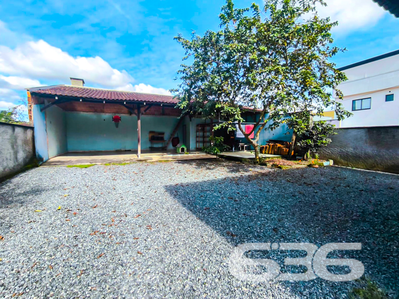 Oportunidade em Nova Brasília – Residência térrea com terreno amplo, jardim encantador e pronta para morar!
Se você está em busca de um imóvel aconchegante, funcional e com excelente aproveitamento de terreno em Joinville/SC, esta casa no bairro Nova Brasília é a escolha certa!
Com 62,11m² de área, esta charmosa residência térrea foi pensada para proporcionar conforto e praticidade. O imóvel está inserido em um terreno plano com 360m², todo murado, com ótima face leste, ideal para quem valoriza iluminação natural logo ao amanhecer.
Ao entrar, você é recebido por uma agradável sala de estar integrada à sala de jantar, perfeita para reunir a família. A cozinha gourmet, com móveis planejados que permanecem no imóvel, é um convite para quem gosta de cozinhar com praticidade e bom gosto.
Com 2 dormitórios climatizados com ar-condicionado, o conforto térmico é garantido em qualquer estação. A residência conta ainda com 2 banheiros, ambos com excelente acabamento.
Externamente, destaque para o jardim com paisagismo e árvores floridas, que trazem vida ao quintal e convidam para momentos de tranquilidade. Um gazebo rústico ou espaço coberto aos fundos adiciona charme e funcionalidade, podendo ser usado como área de lazer, espaço zen ou ateliê.
A casa oferece ainda ampla área de estacionamento, com 4 vagas descobertas e 2 cobertas, ideal para quem possui mais de um veículo ou deseja espaço para visitas.
Este é o tipo de imóvel ideal para quem quer sair do aluguel ou até mesmo investir em uma propriedade com liquidez e potencial de valorização!
Agende agora mesmo sua visita com a 636 Negócios Imobiliários – mais de 30 anos de experiência em conectar pessoas aos melhores lares!
Porque só se constrói uma grande história com grandes escolhas.
636 NEGÓCIOS IMOBILIÁRIOS: A SUA MELHOR ESCOLHA
Com mais de 30 anos de experiência, a 636 Negócios Imobiliários é sua parceira ideal para encontrar o imóvel perfeito. Estamos prontos para ajudá-lo a fazer deste imóvel o seu novo lar.
Telefone: (47) 3451-0636
WhatsApp: (47) 99190-0636
Não perca esta oportunidade única. Visite nosso site para mais informações: i636.com.br